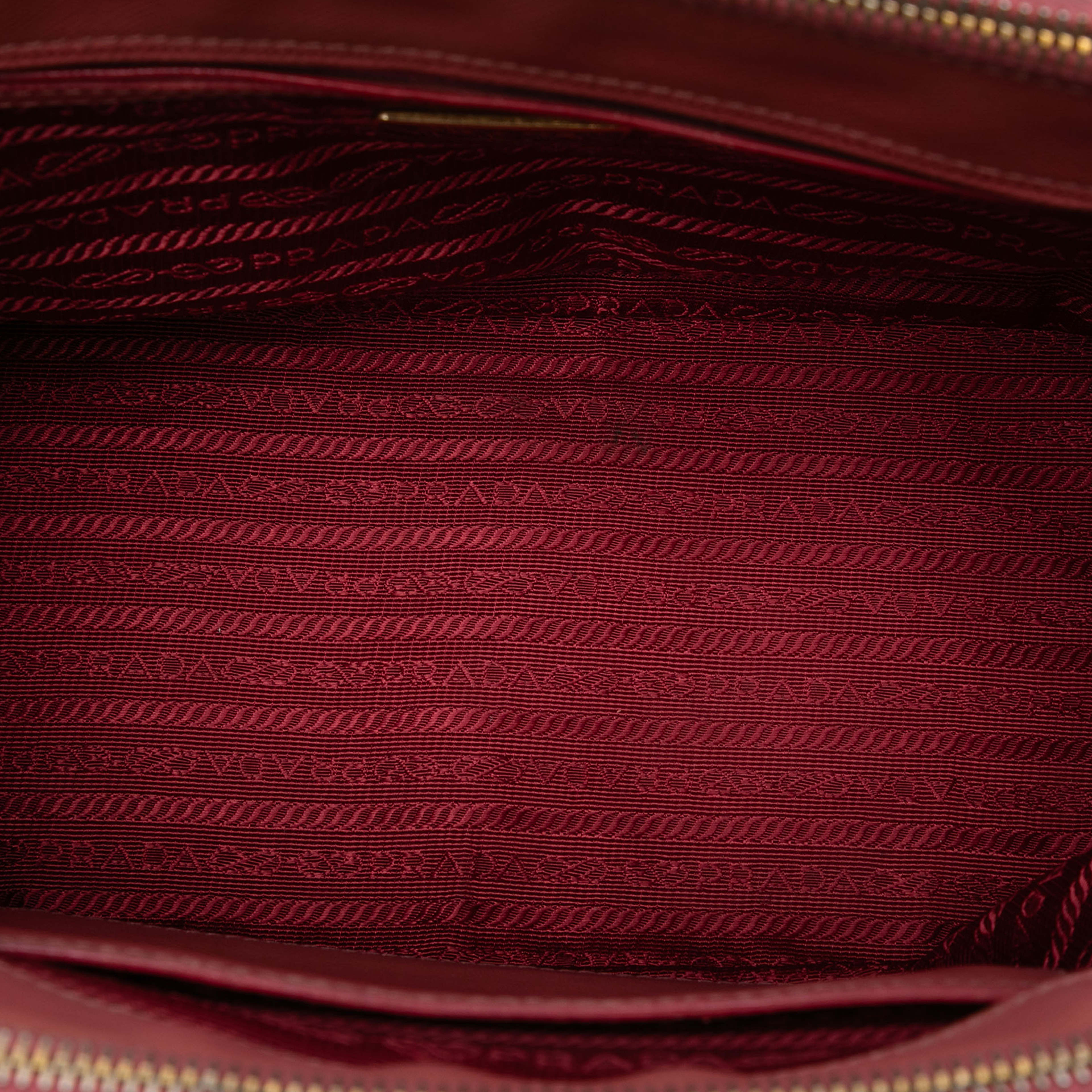 Prada Small Saffiano Lux Galleria Double Zip Satchel, från Luxclusif, i färgen blush. Klicka för att öppna bilden i stort format