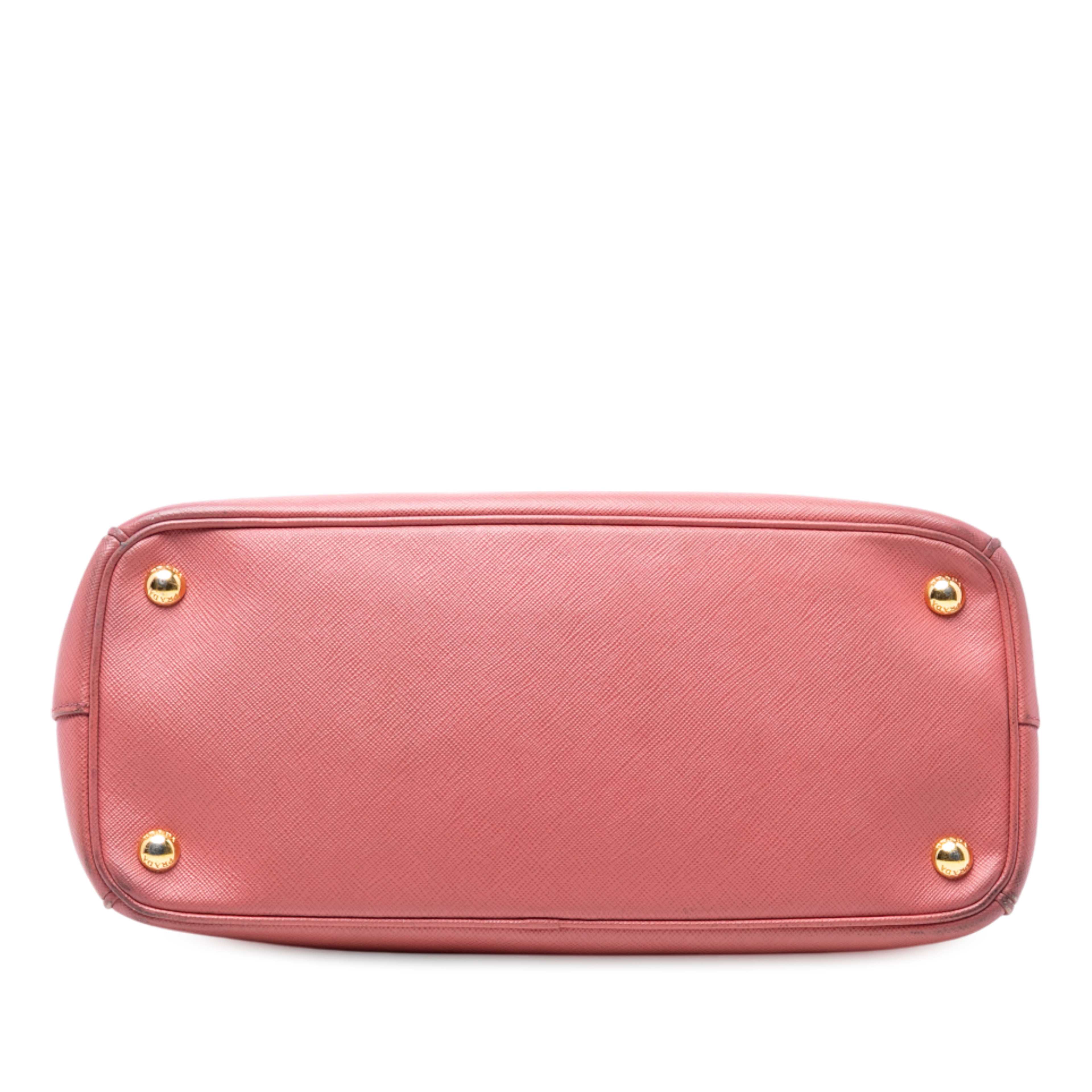 Prada Small Saffiano Lux Galleria Double Zip Satchel, från Luxclusif, i färgen blush. Klicka för att öppna bilden i stort format