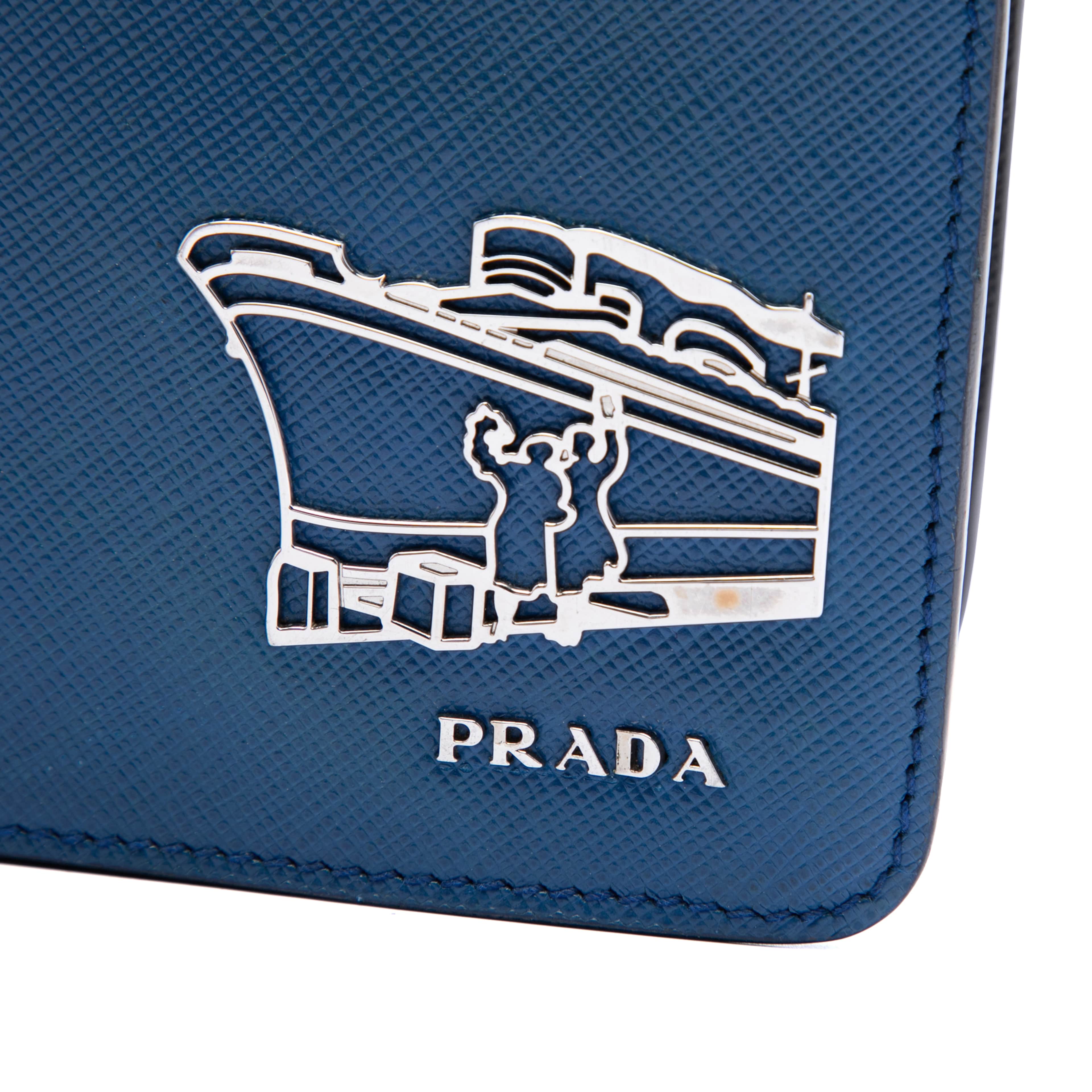 Prada Saffiano Cruise Ship Voyage Clutch, från Luxclusif, i färgen blå. Klicka för att öppna bilden i stort format