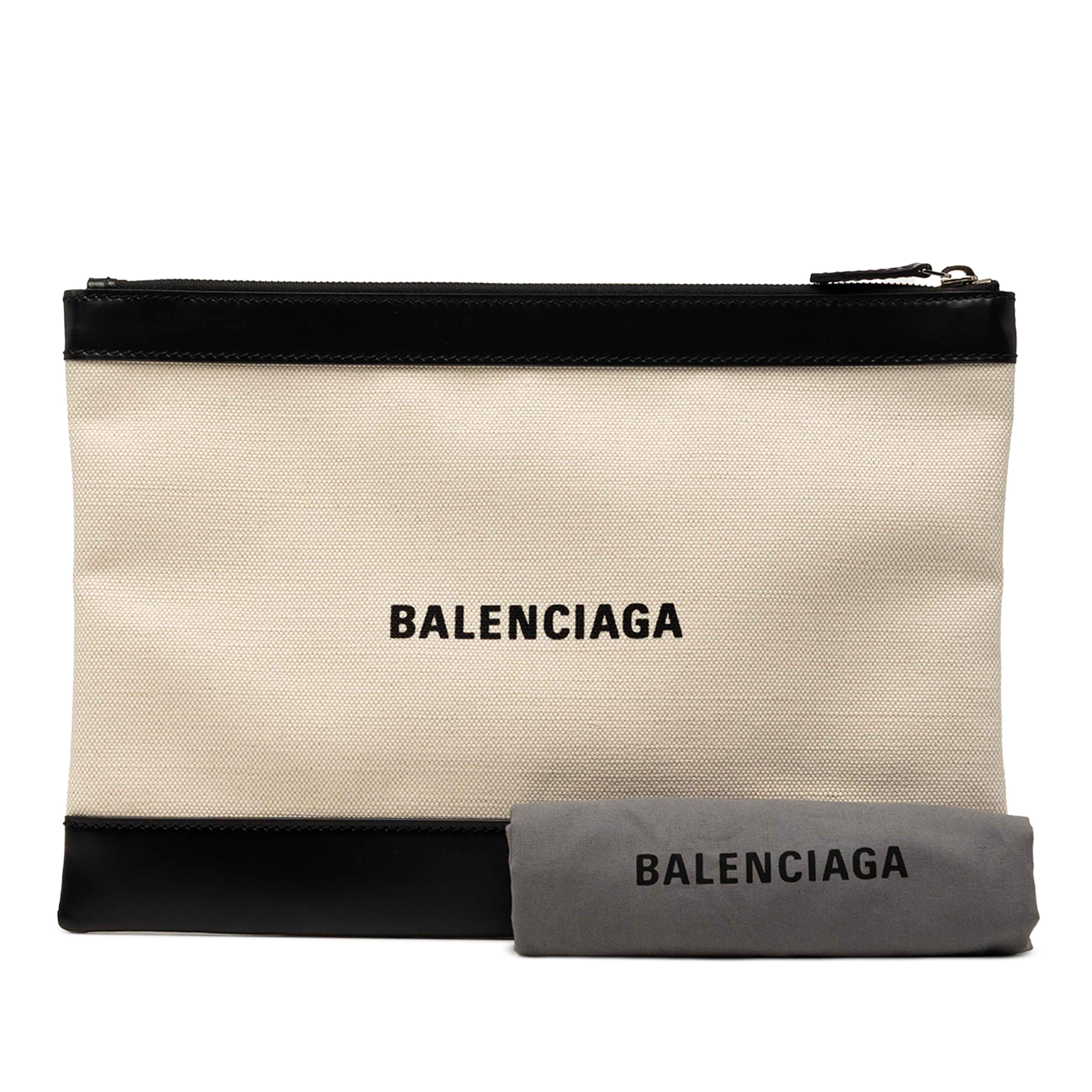 Balenciaga Canvas Navy Clip Clutch M, från Luxclusif, i färgen brun. Klicka för att öppna bilden i stort format