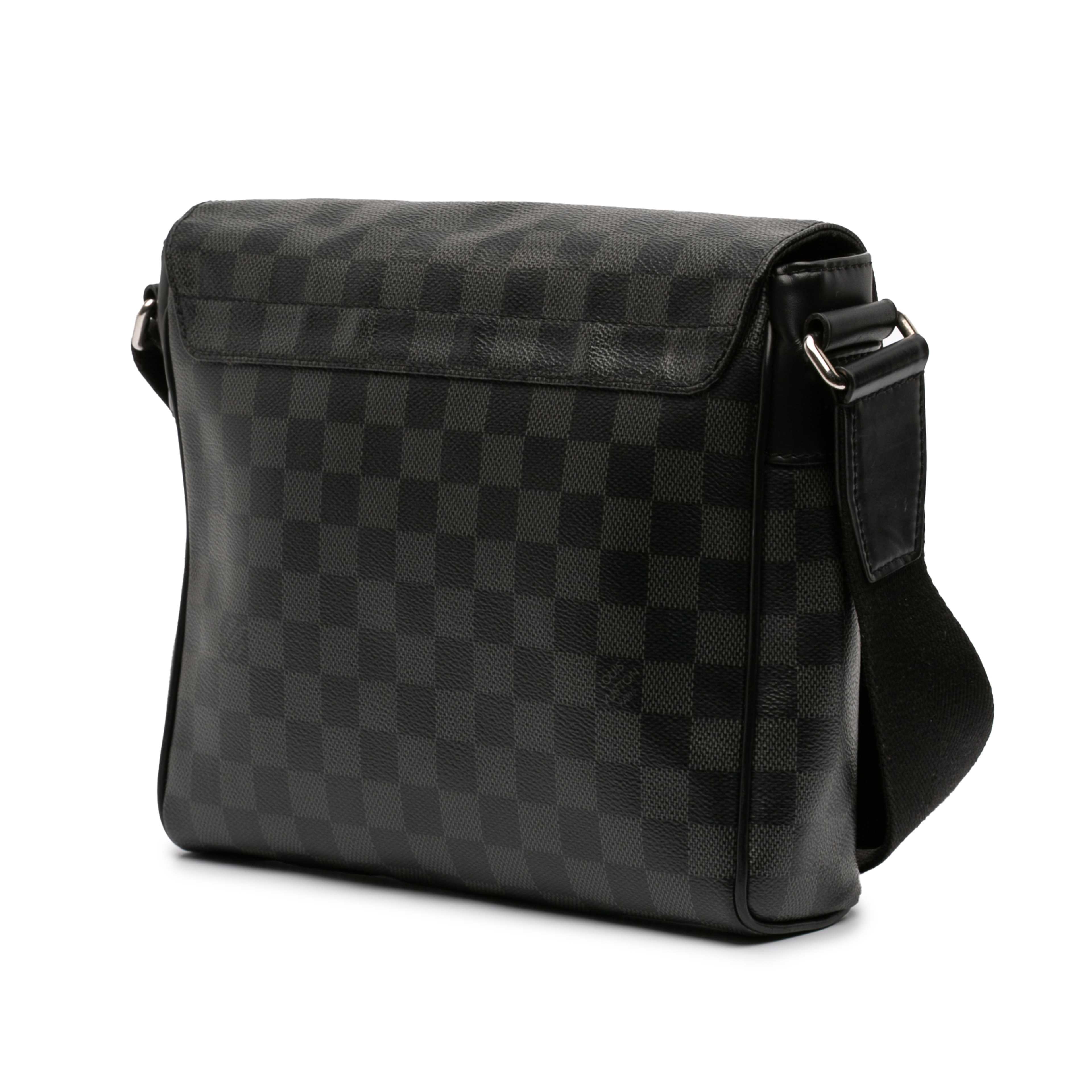Louis Vuitton Damier Graphite District Pm, från Luxclusif, i färgen black. Klicka för att öppna bilden i stort format