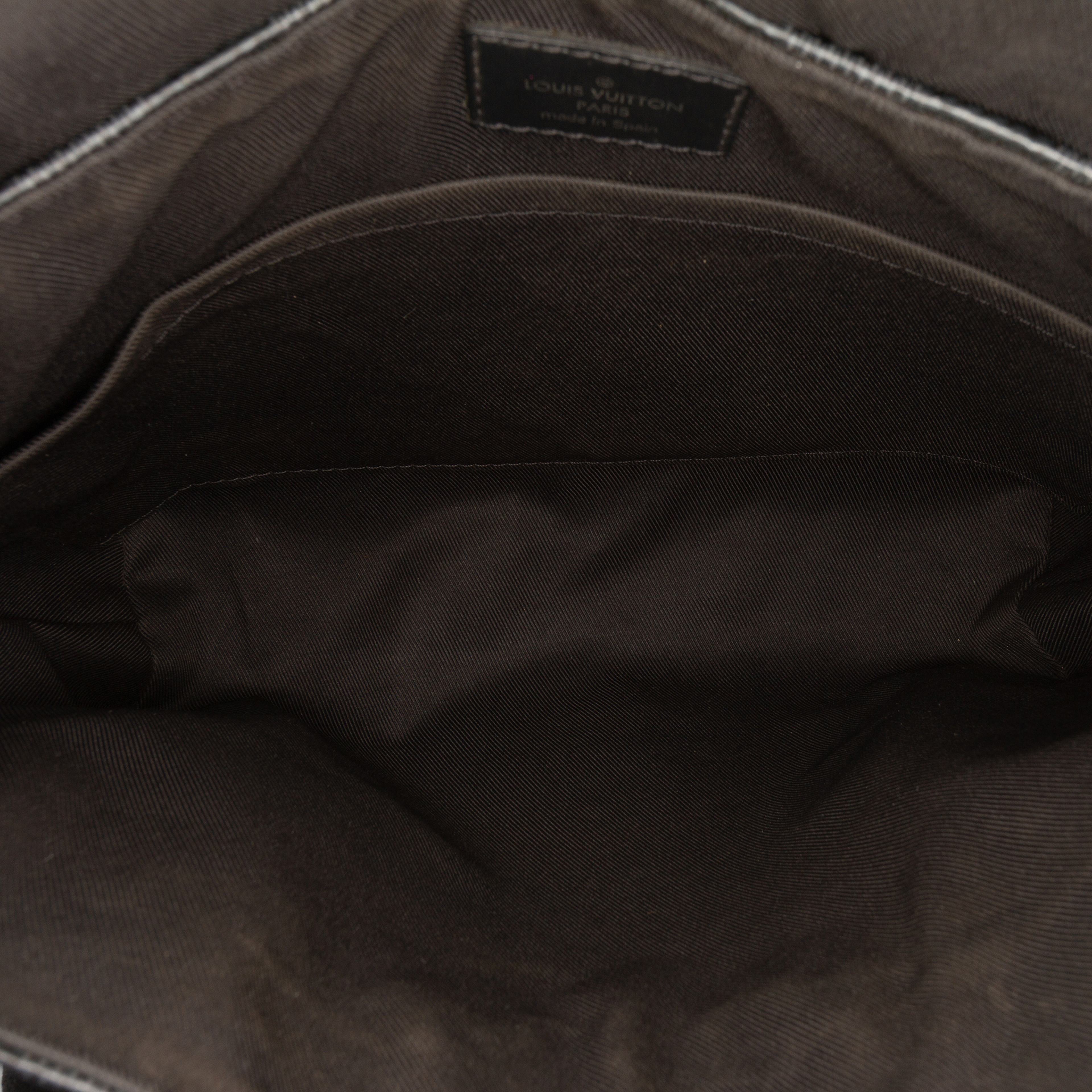 Louis Vuitton Damier Graphite District Pm, från Luxclusif, i färgen black. Klicka för att öppna bilden i stort format