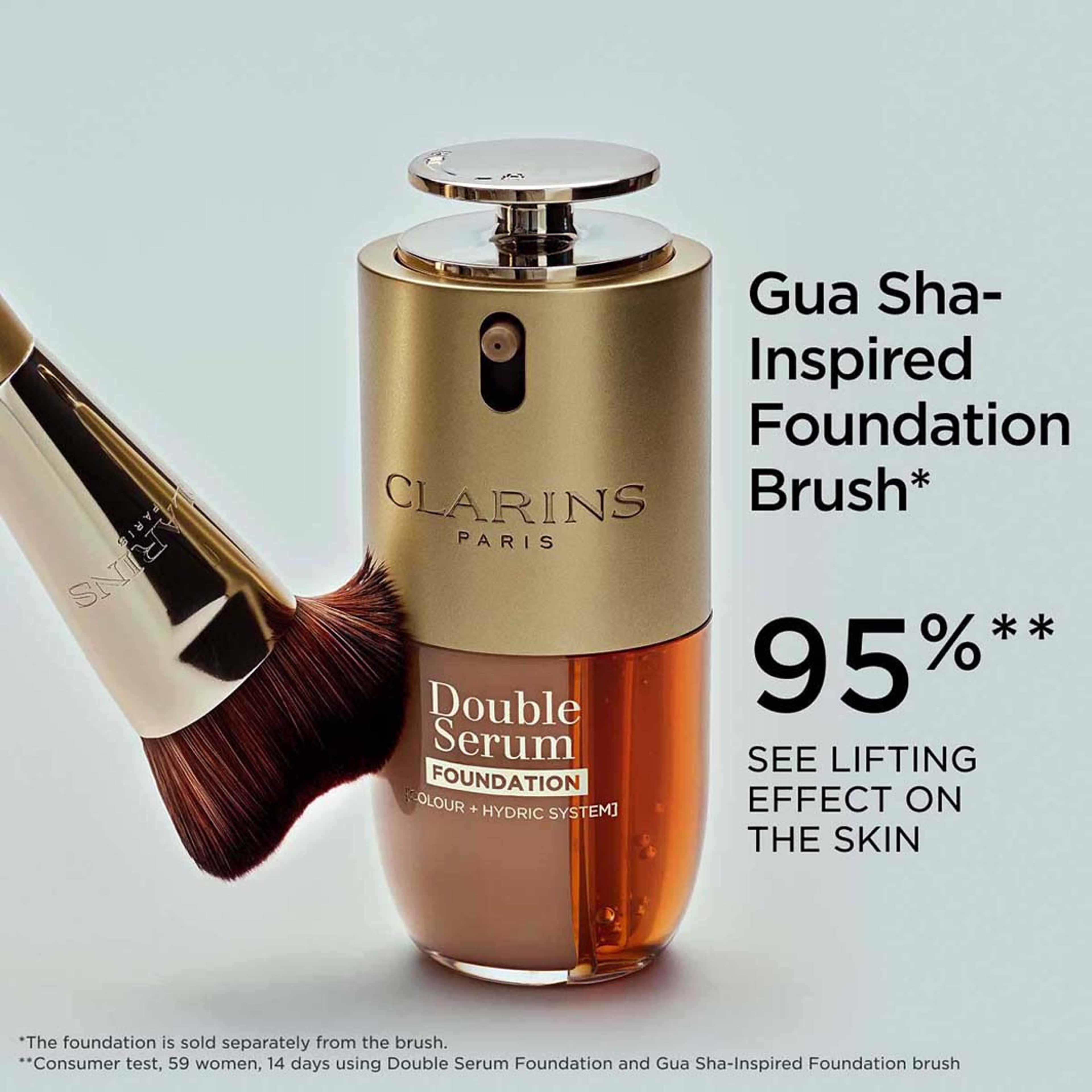Double Serum Foundation Brush, från Clarins. Klicka för att öppna bilden i stort format