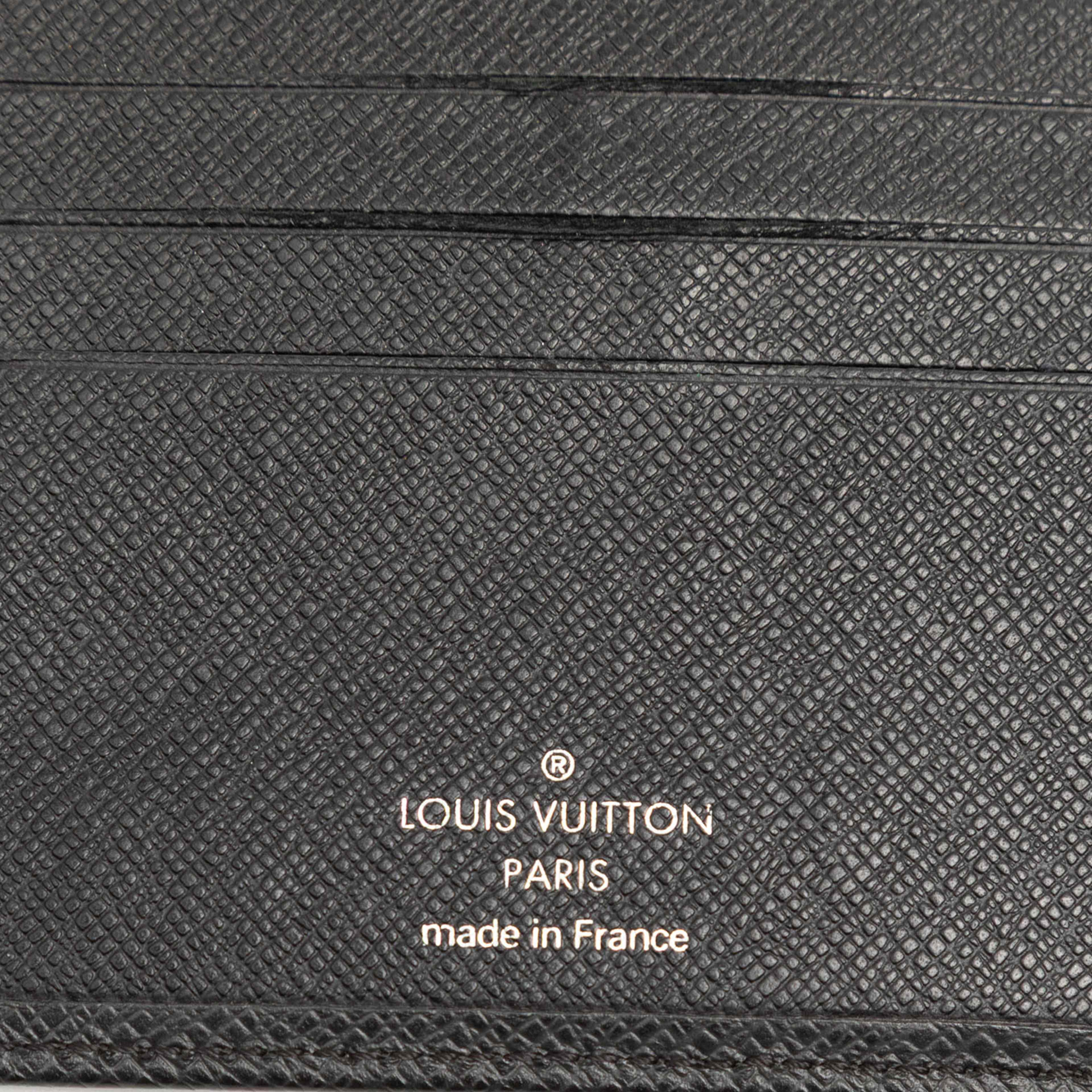 Louis Vuitton Taiga Multiple Wallet, från Luxclusif, i färgen black. Klicka för att öppna bilden i stort format