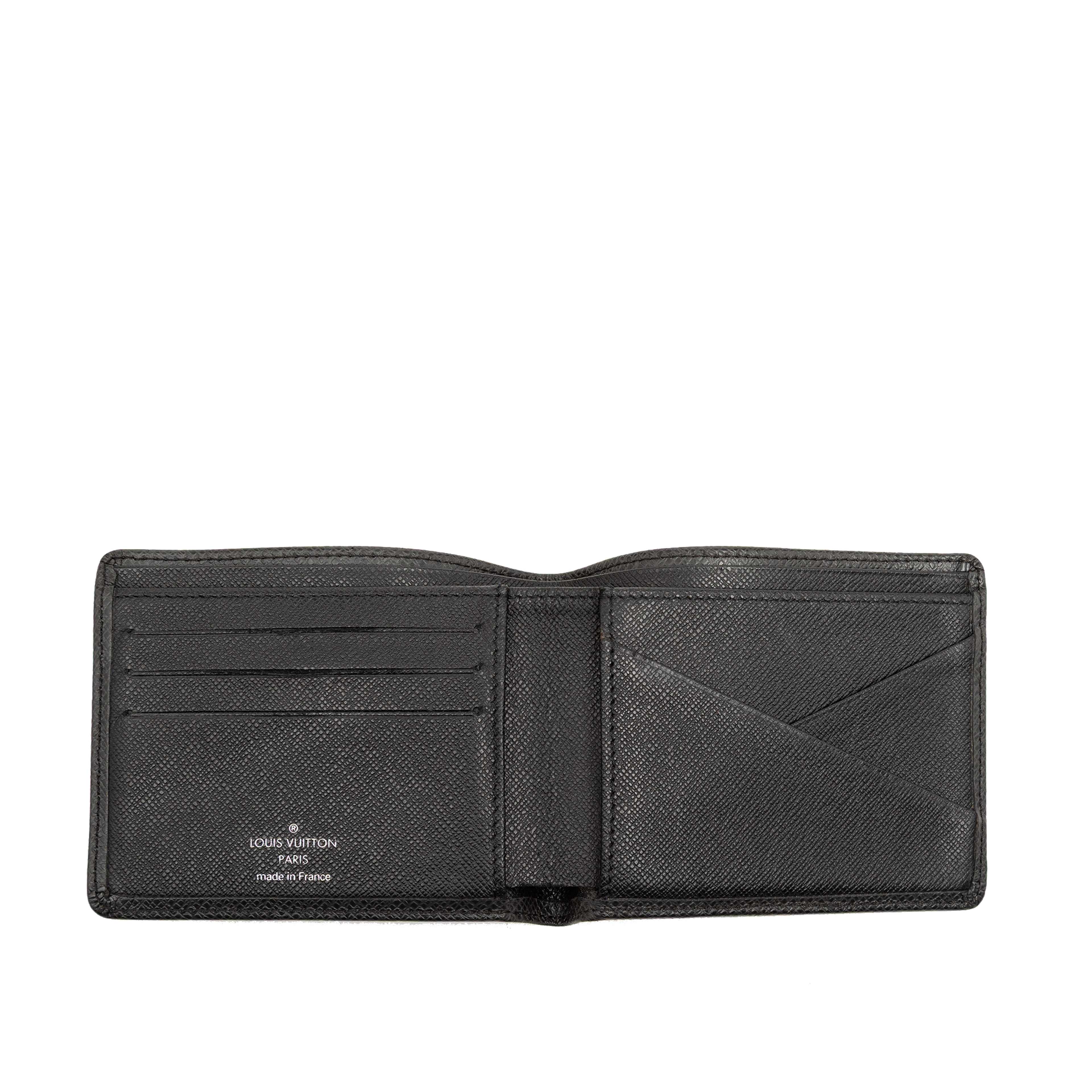 Louis Vuitton Taiga Multiple Wallet, från Luxclusif, i färgen black. Klicka för att öppna bilden i stort format