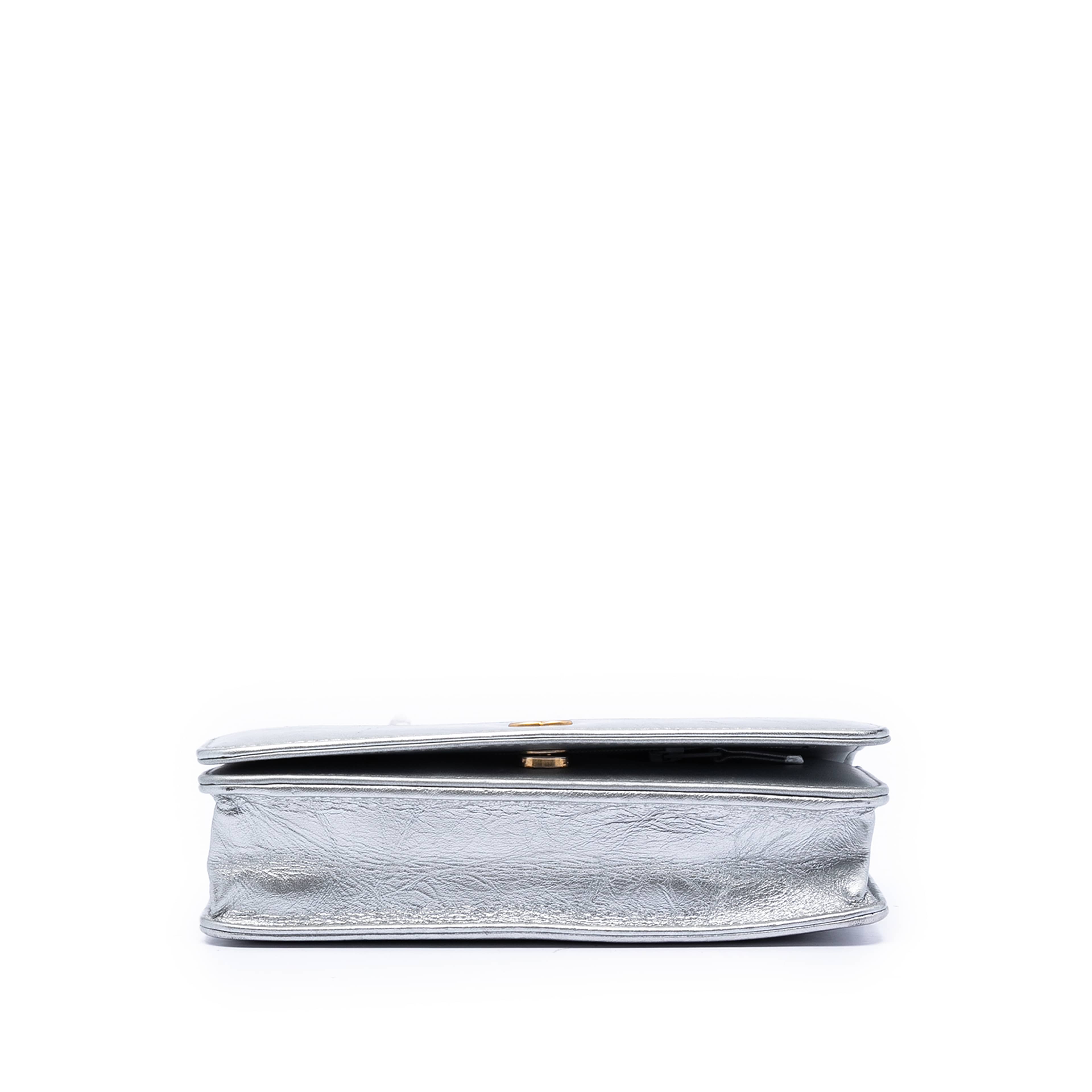 Chanel Quilted Aged Calfskin Gabrielle Wallet On Chain, från Luxclusif, i färgen silver. Klicka för att öppna bilden i stort format