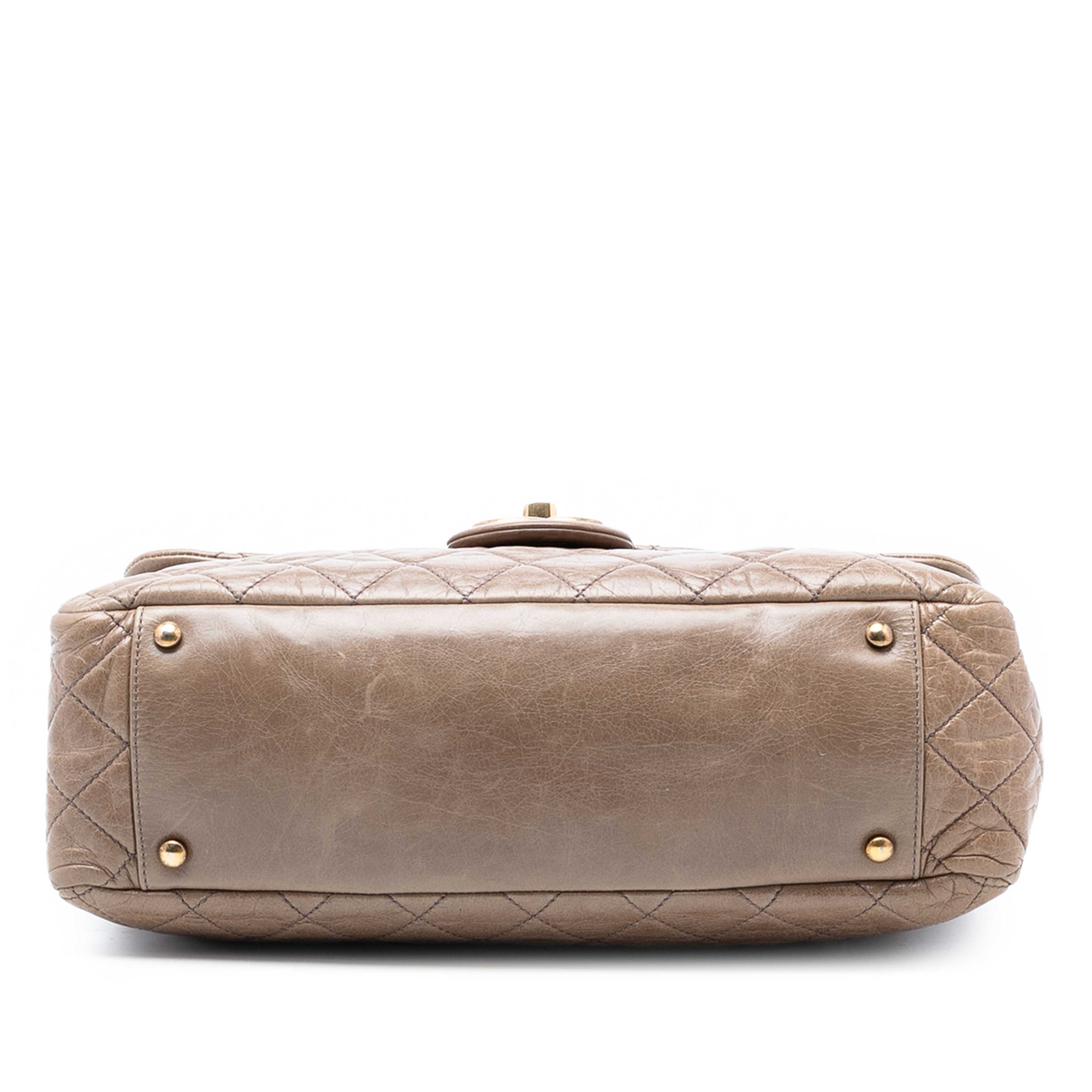Chanel Large Glazed Calfskin Castle Rock Top Handle Flap, från Luxclusif, i färgen light brown. Klicka för att öppna bilden i stort format