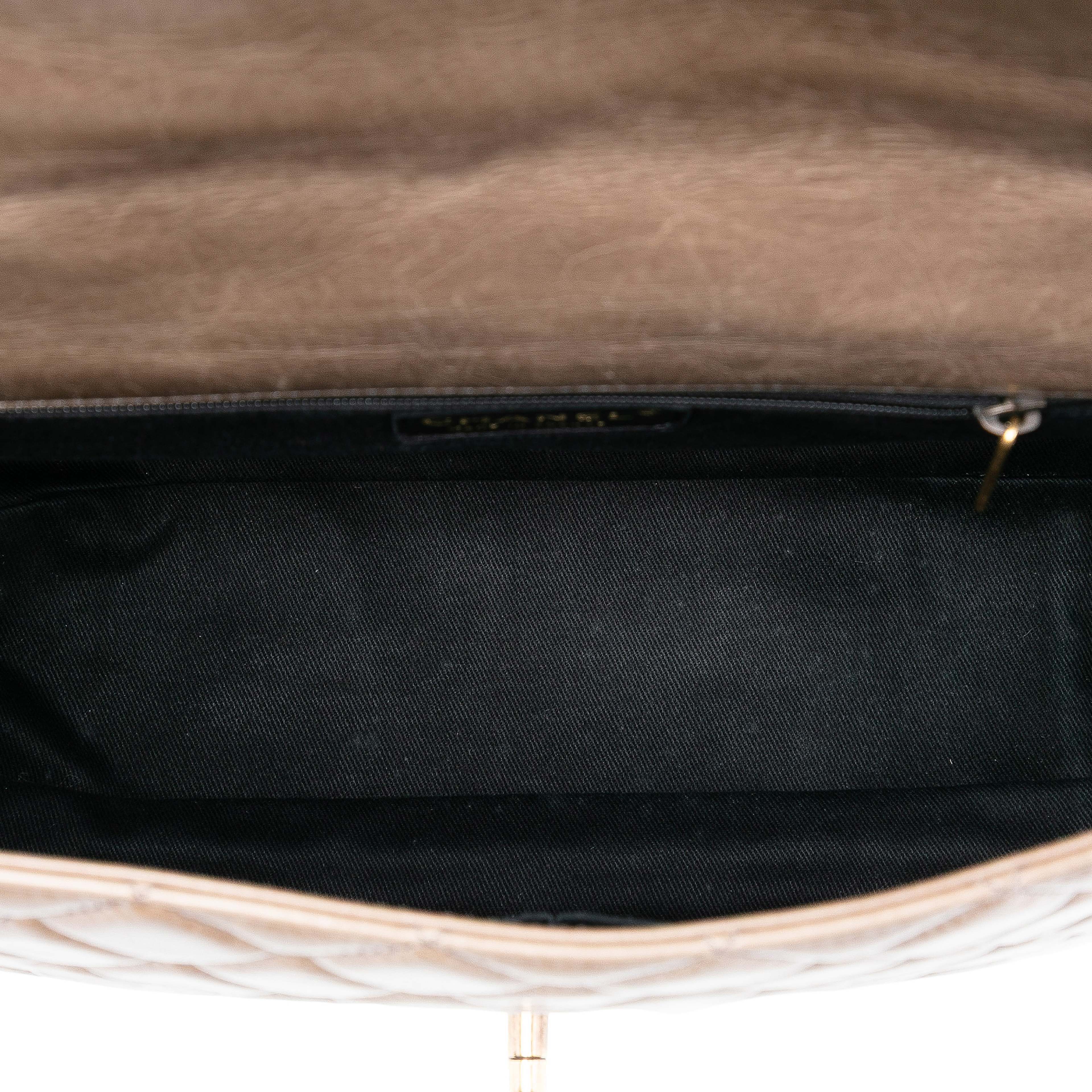 Chanel Large Glazed Calfskin Castle Rock Top Handle Flap, från Luxclusif, i färgen light brown. Klicka för att öppna bilden i stort format