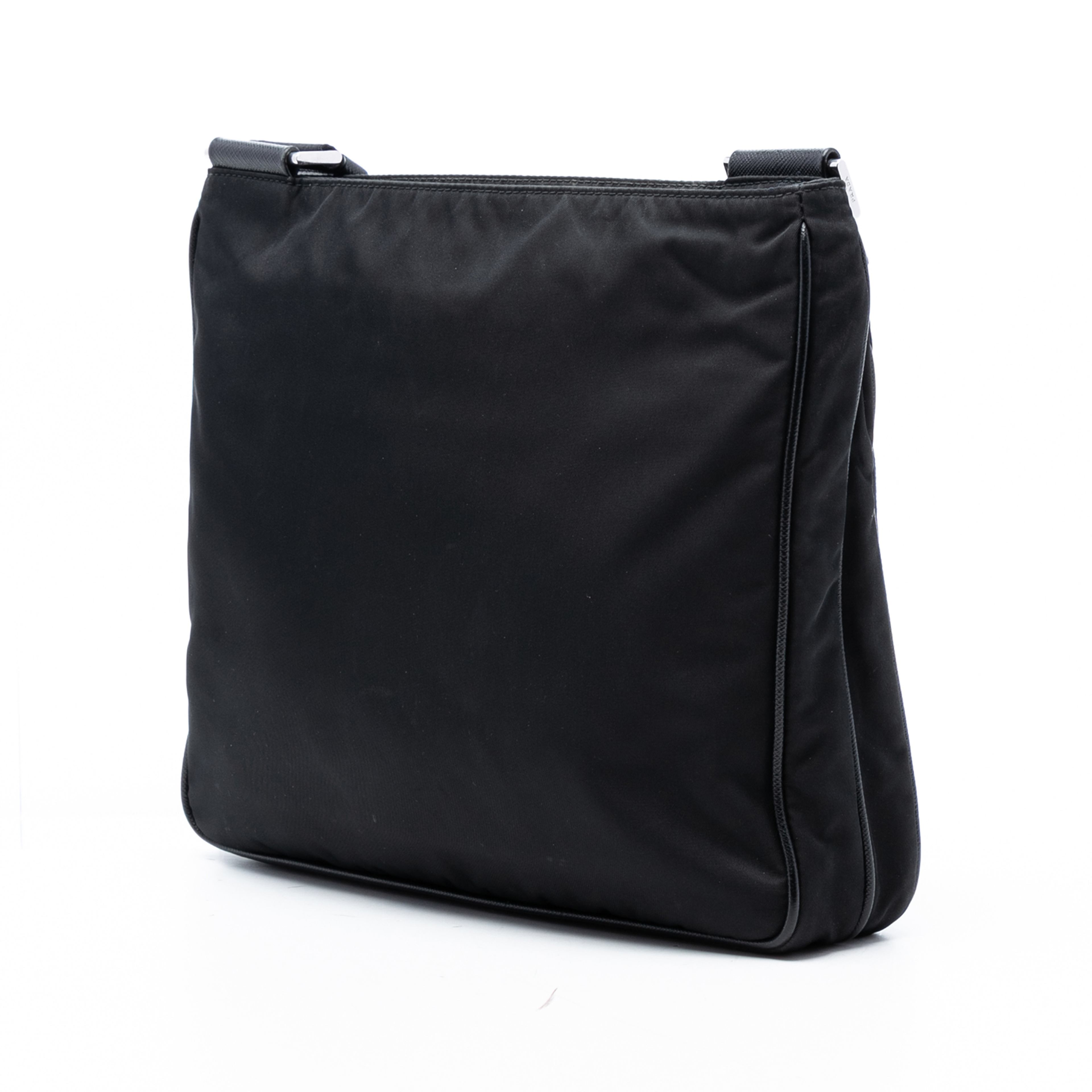 Prada Saffiano Trimmed Re Nylon Zip Top Crossbody, från Luxclusif, i färgen black. Klicka för att öppna bilden i stort format