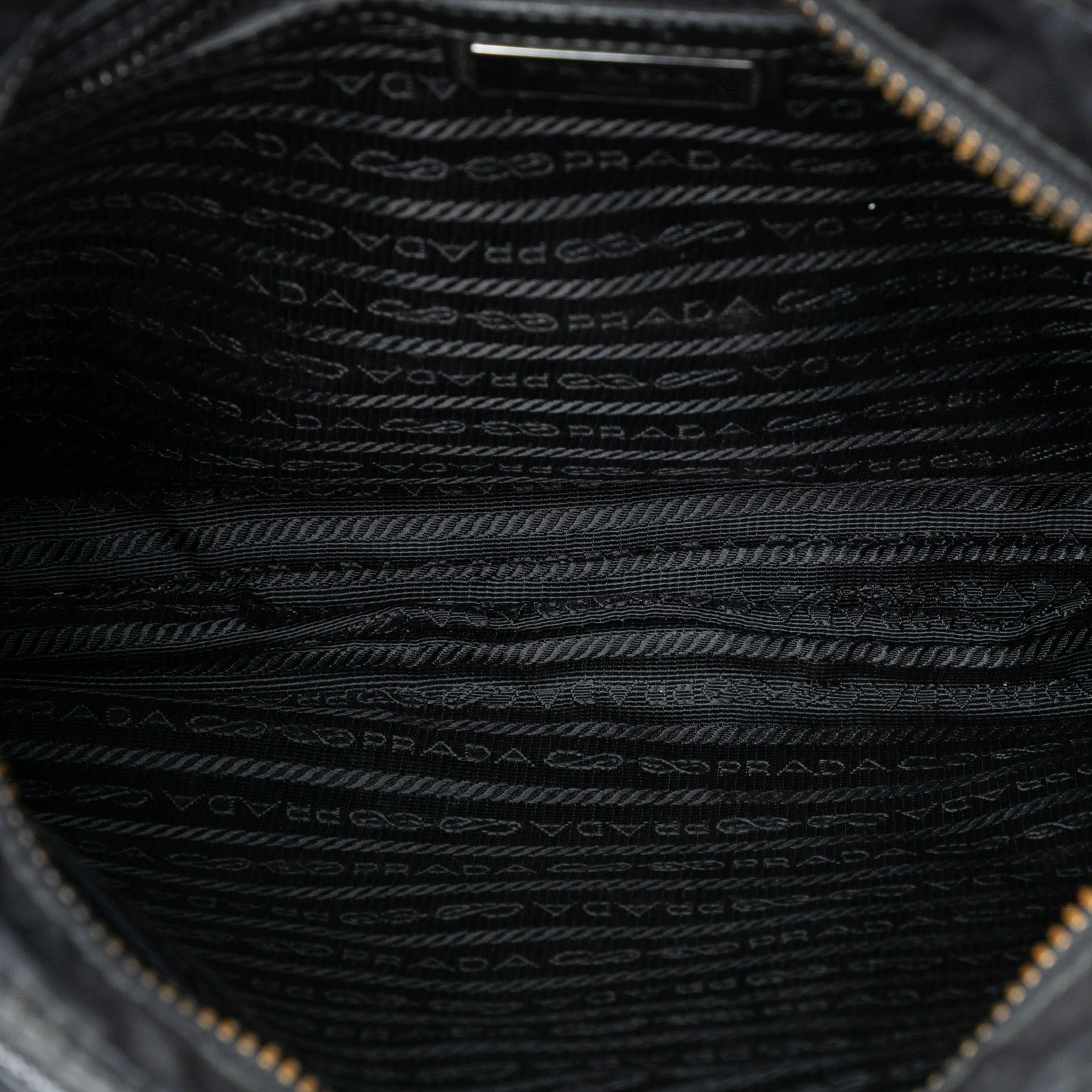 Prada Saffiano Trimmed Re Nylon Zip Top Crossbody, från Luxclusif, i färgen black. Klicka för att öppna bilden i stort format