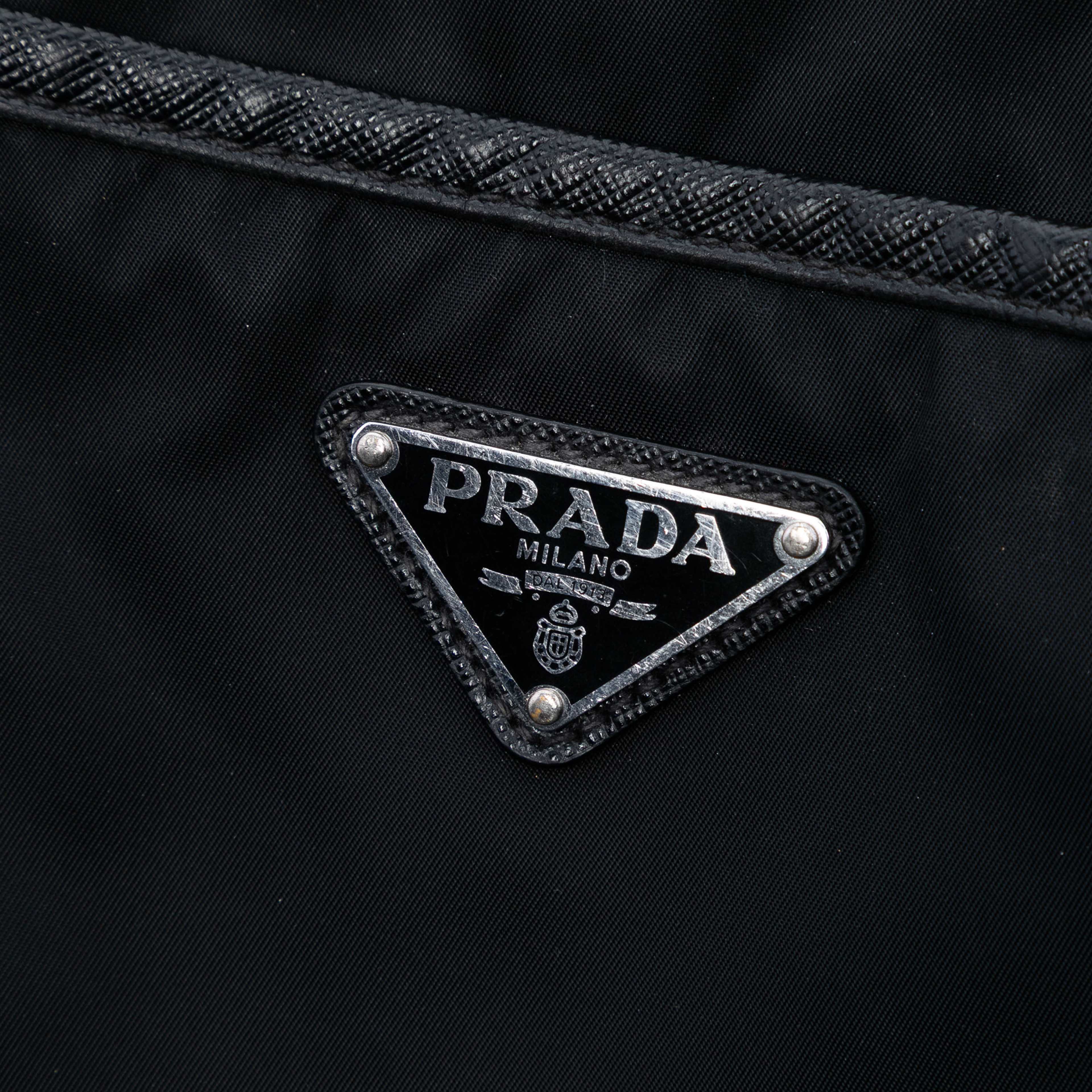 Prada Saffiano Trimmed Re Nylon Zip Top Crossbody, från Luxclusif, i färgen black. Klicka för att öppna bilden i stort format