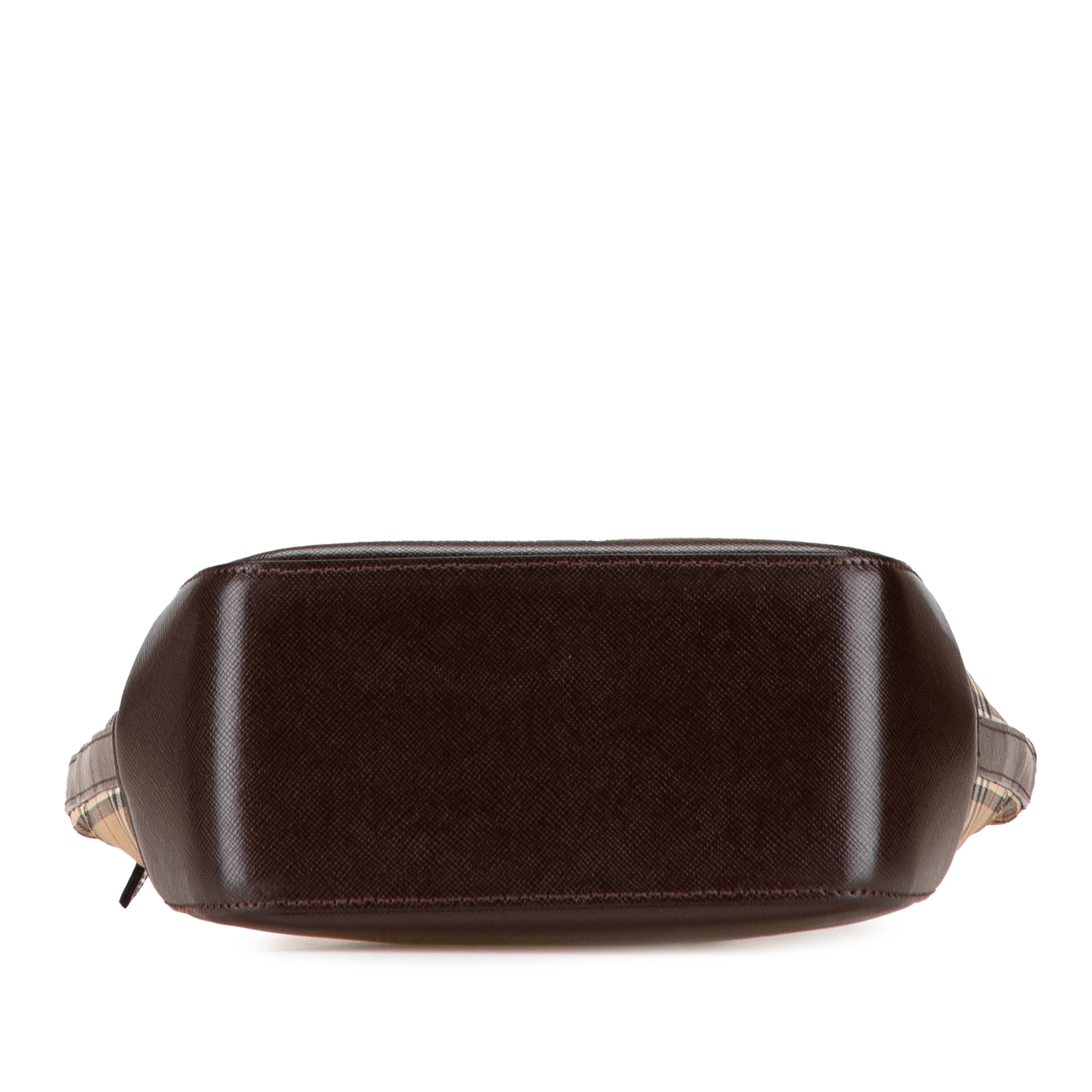 Burberry Haymarket Check Canvas Handbag, från Luxclusif, i färgen beige. Klicka för att öppna bilden i stort format