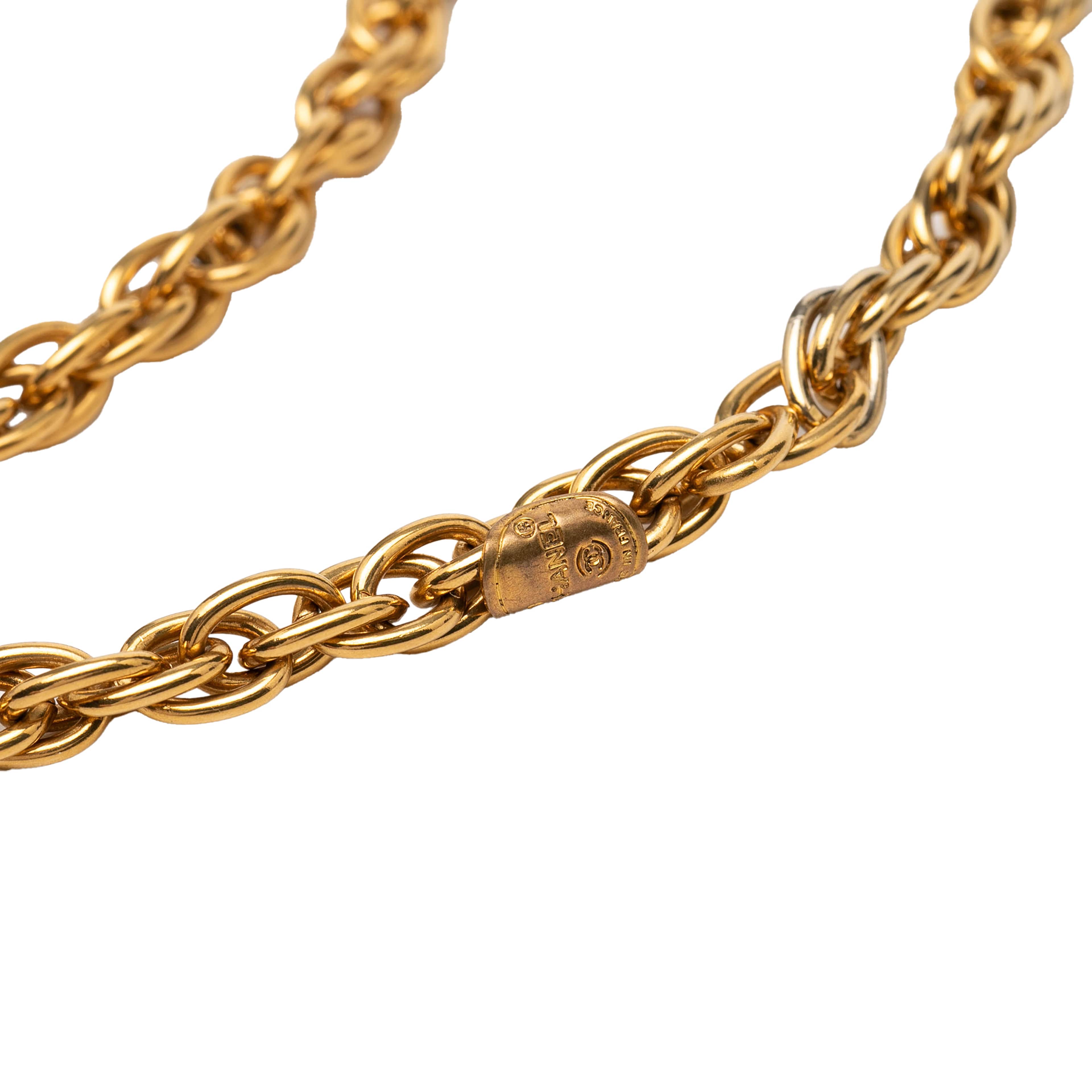 Chanel Cc Gold Plated Round Pendant Necklace, från Luxclusif, i färgen gold. Klicka för att öppna bilden i stort format