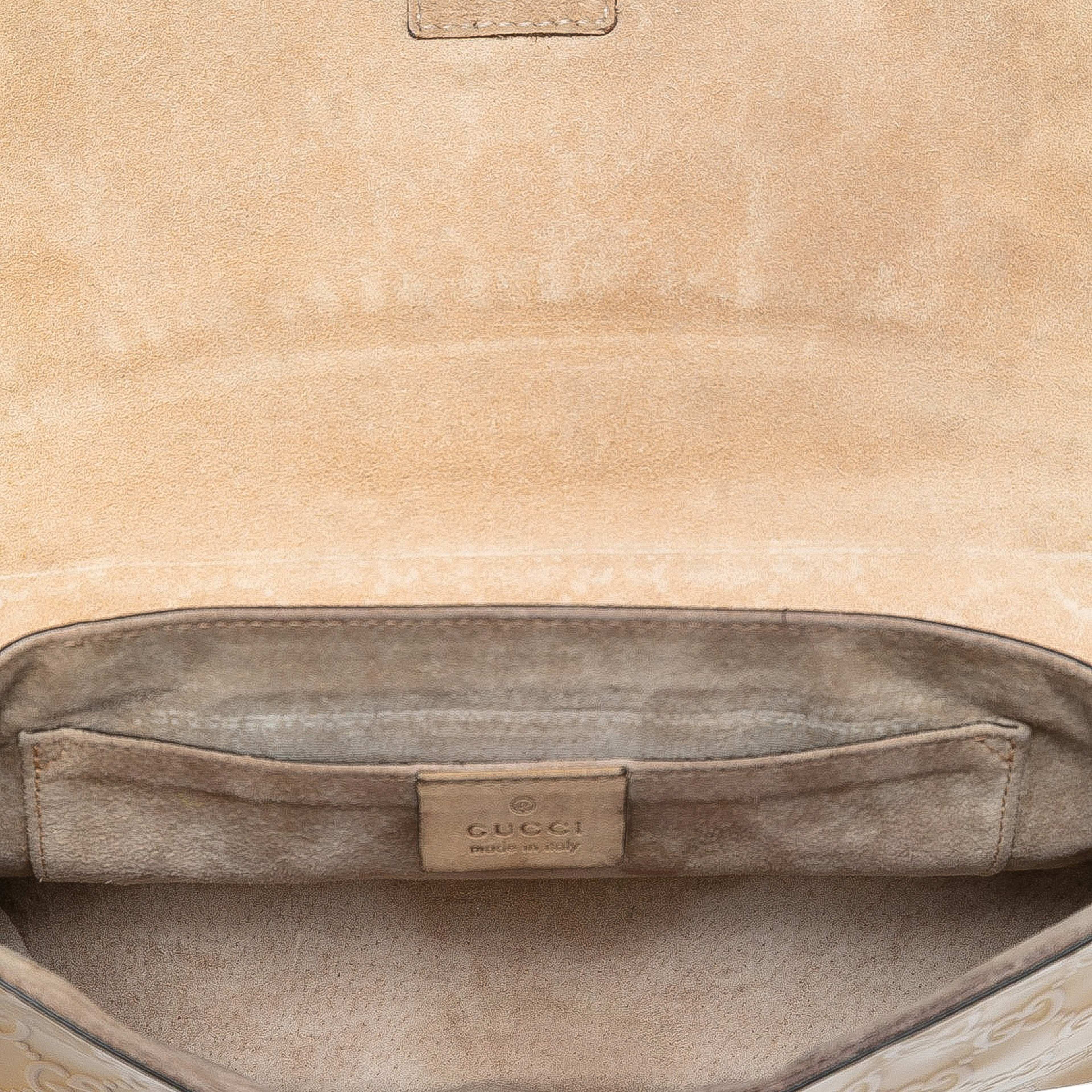 Gucci Guccissima Patent Mayfair Shoulder Bag, från Luxclusif, i färgen beige. Klicka för att öppna bilden i stort format