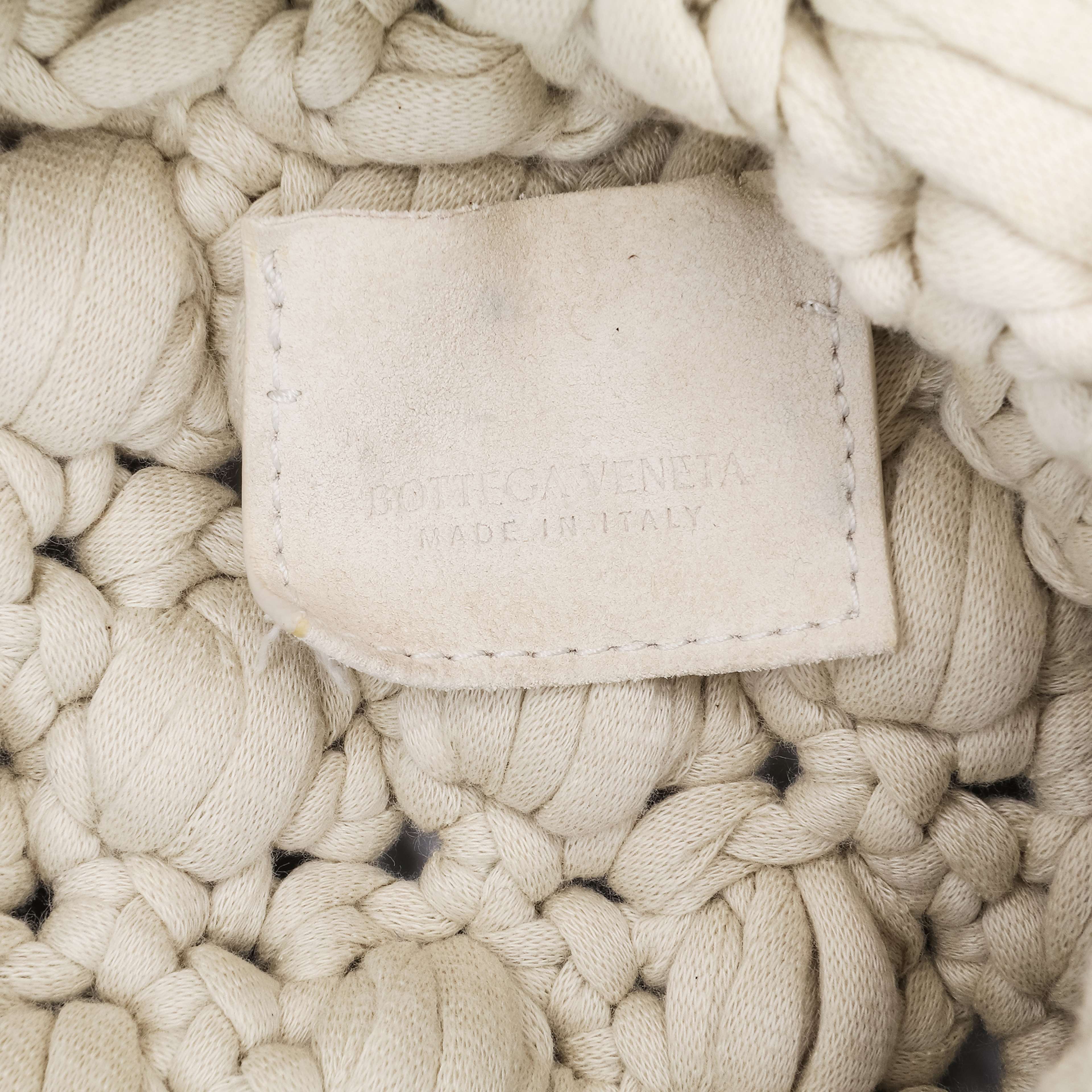 Bottega Veneta Jersey Crochet Shoulder Bag, från Luxclusif, i färgen light beige. Klicka för att öppna bilden i stort format