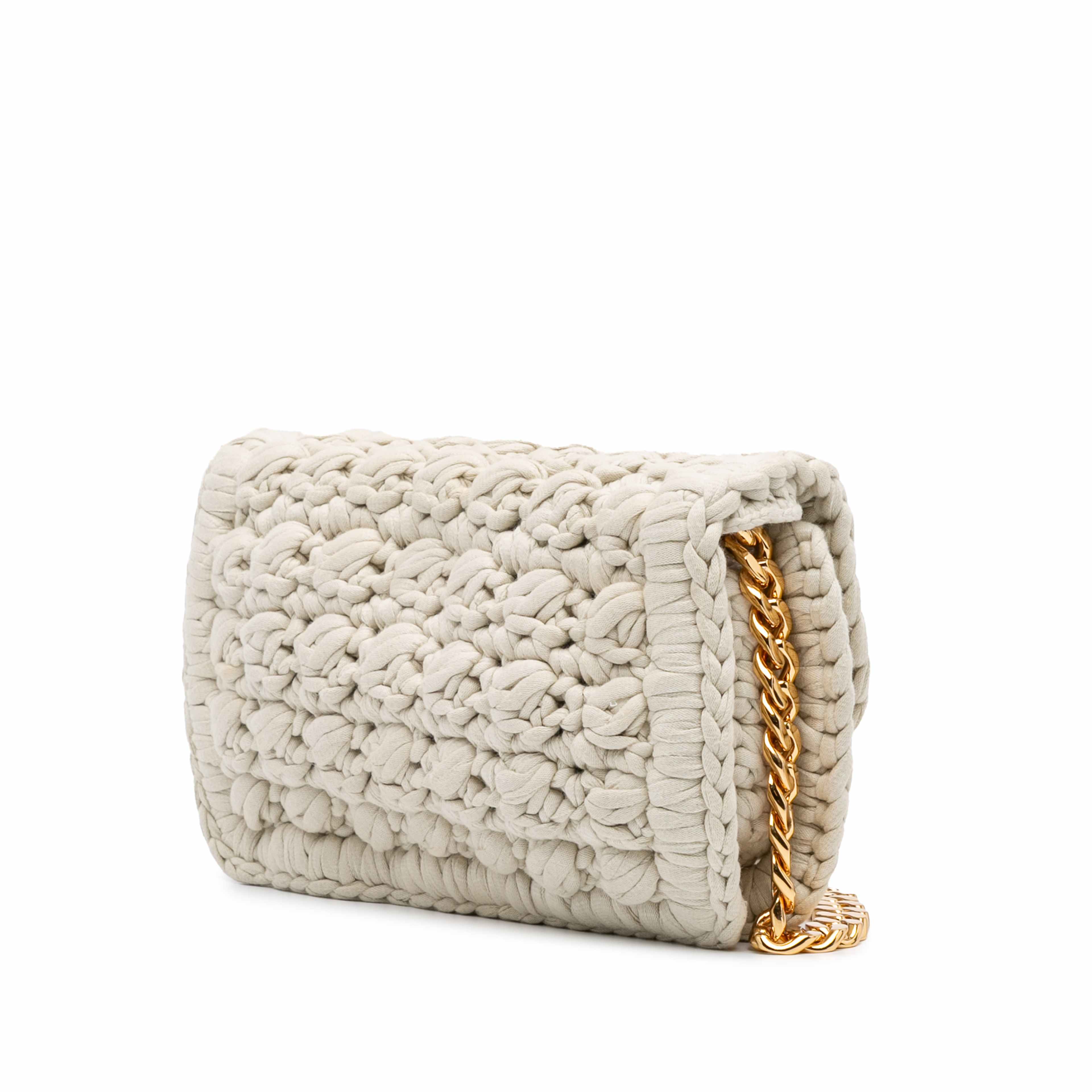 Bottega Veneta Jersey Crochet Shoulder Bag, från Luxclusif, i färgen light beige. Klicka för att öppna bilden i stort format