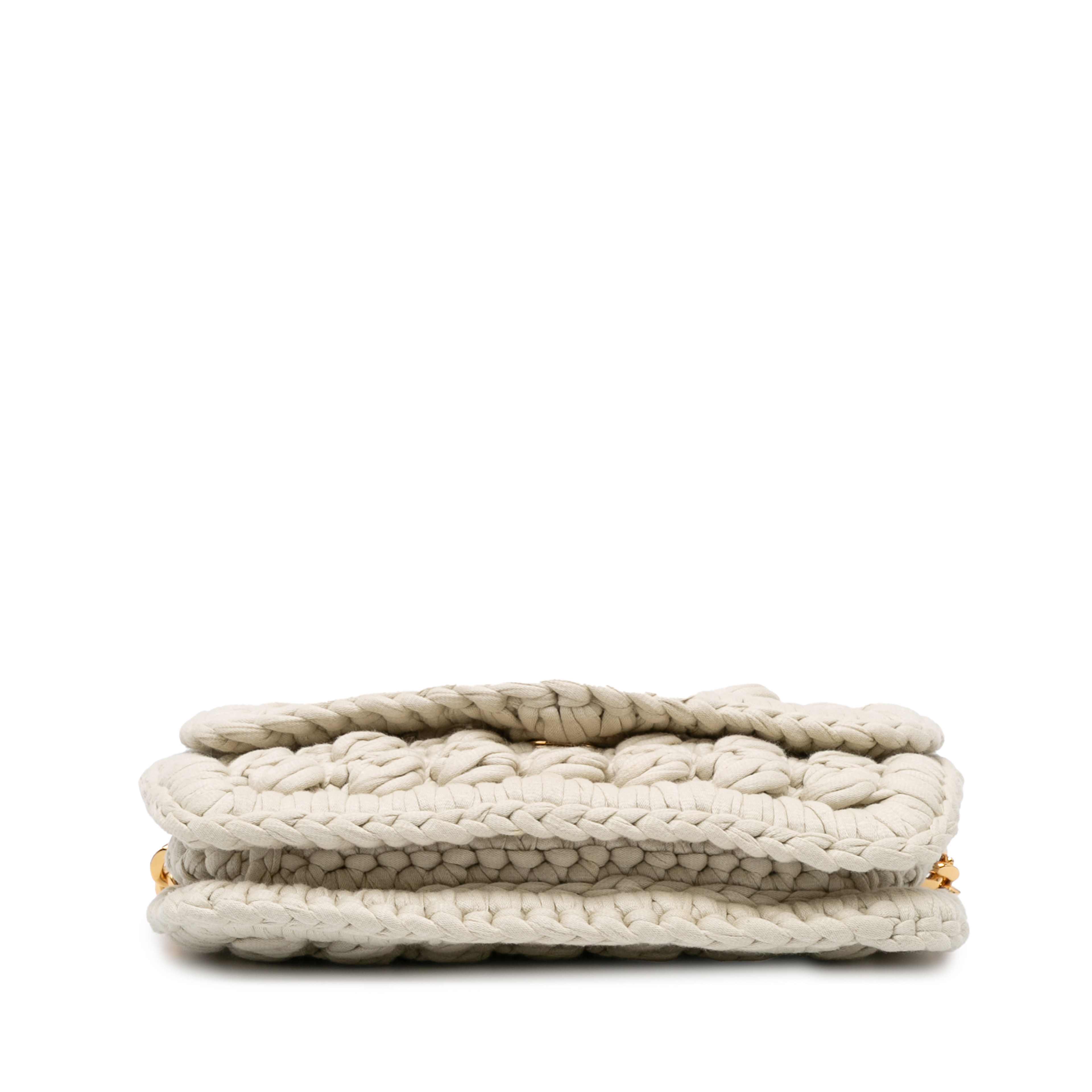 Bottega Veneta Jersey Crochet Shoulder Bag, från Luxclusif, i färgen light beige. Klicka för att öppna bilden i stort format