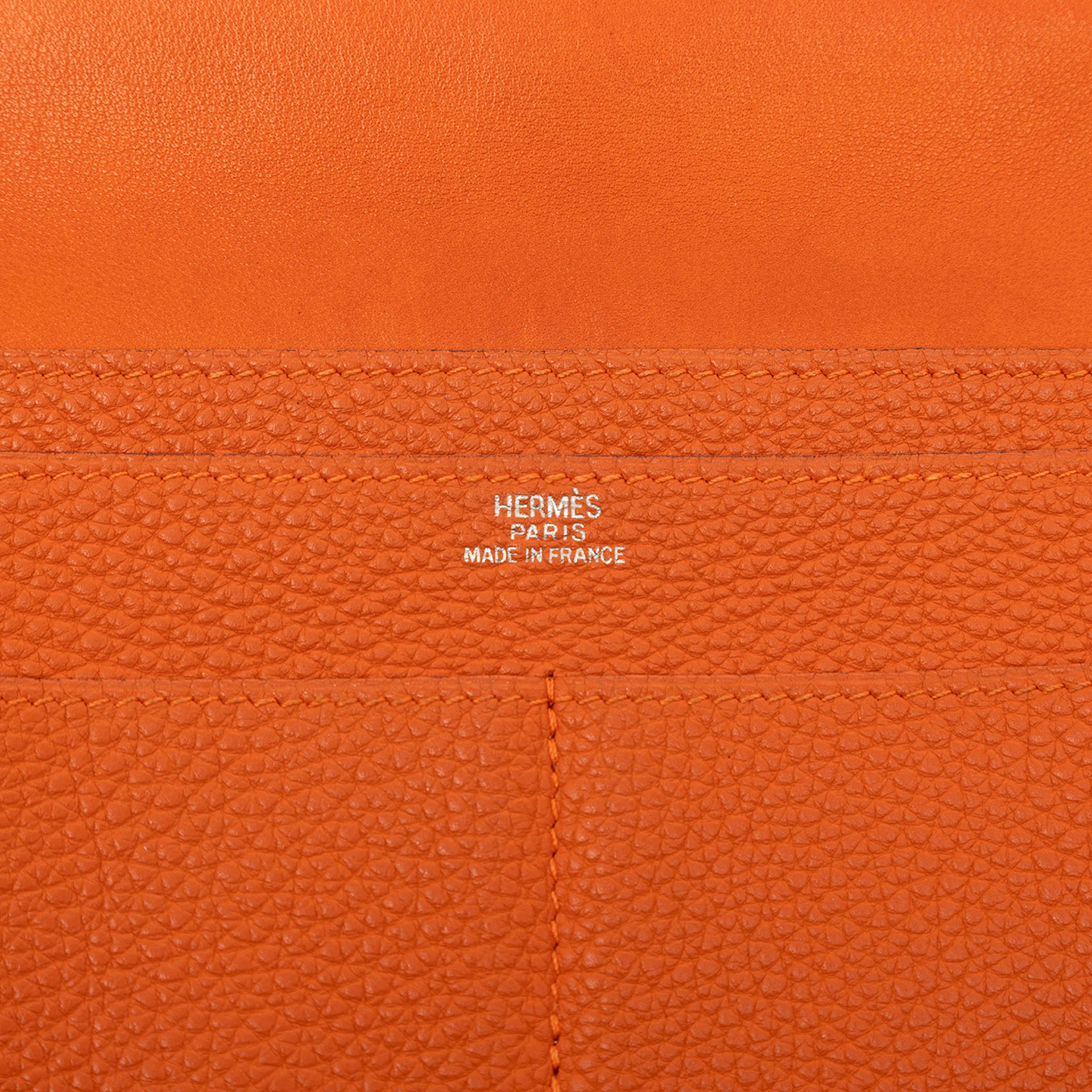 Hermès Clemence Dogon Duo Wallet Gm, från Luxclusif, i färgen orange. Klicka för att öppna bilden i stort format