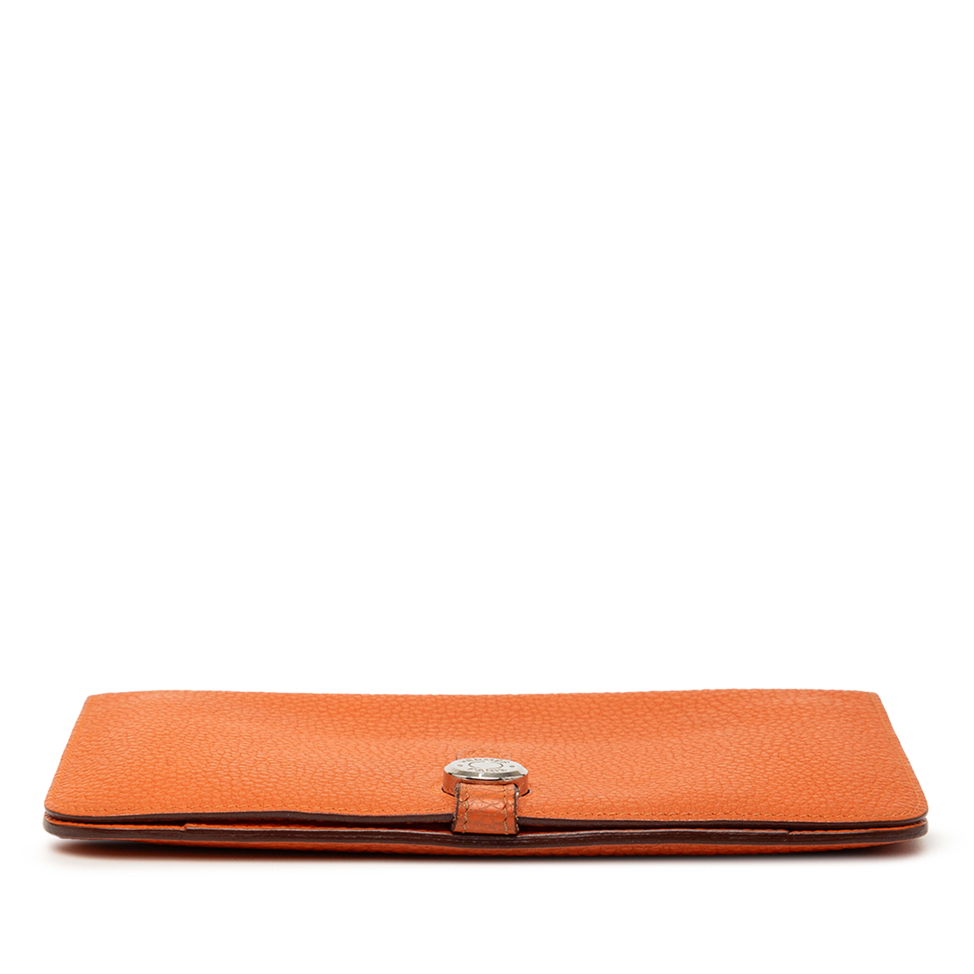 Hermès Clemence Dogon Duo Wallet Gm, från Luxclusif, i färgen orange. Klicka för att öppna bilden i stort format