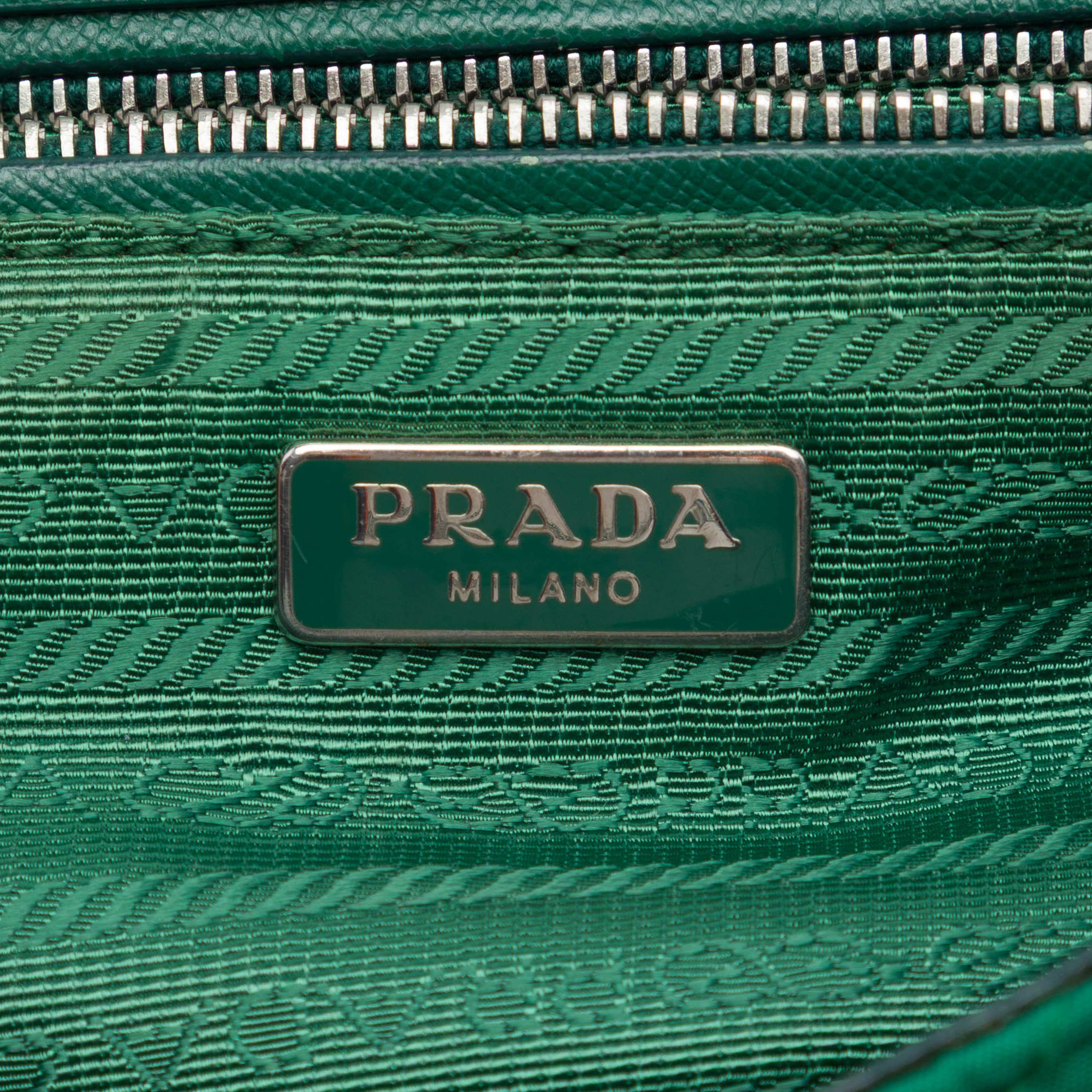 Prada Impuntu Tessuto Chain Crossbody, från Luxclusif, i färgen grön. Klicka för att öppna bilden i stort format