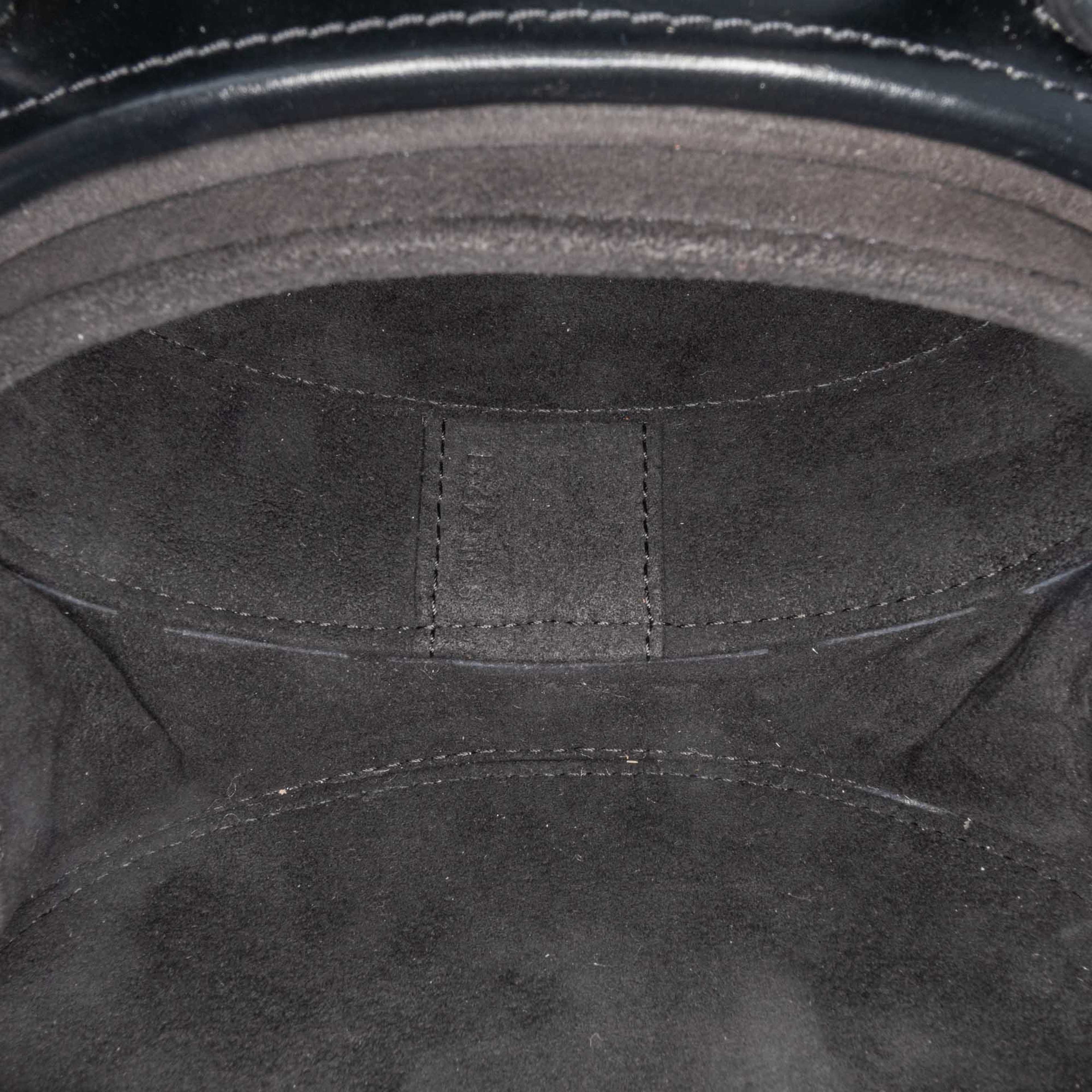 Celine Calfskin Cuir Triomphe Oval Handbag, från Luxclusif, i färgen black. Klicka för att öppna bilden i stort format