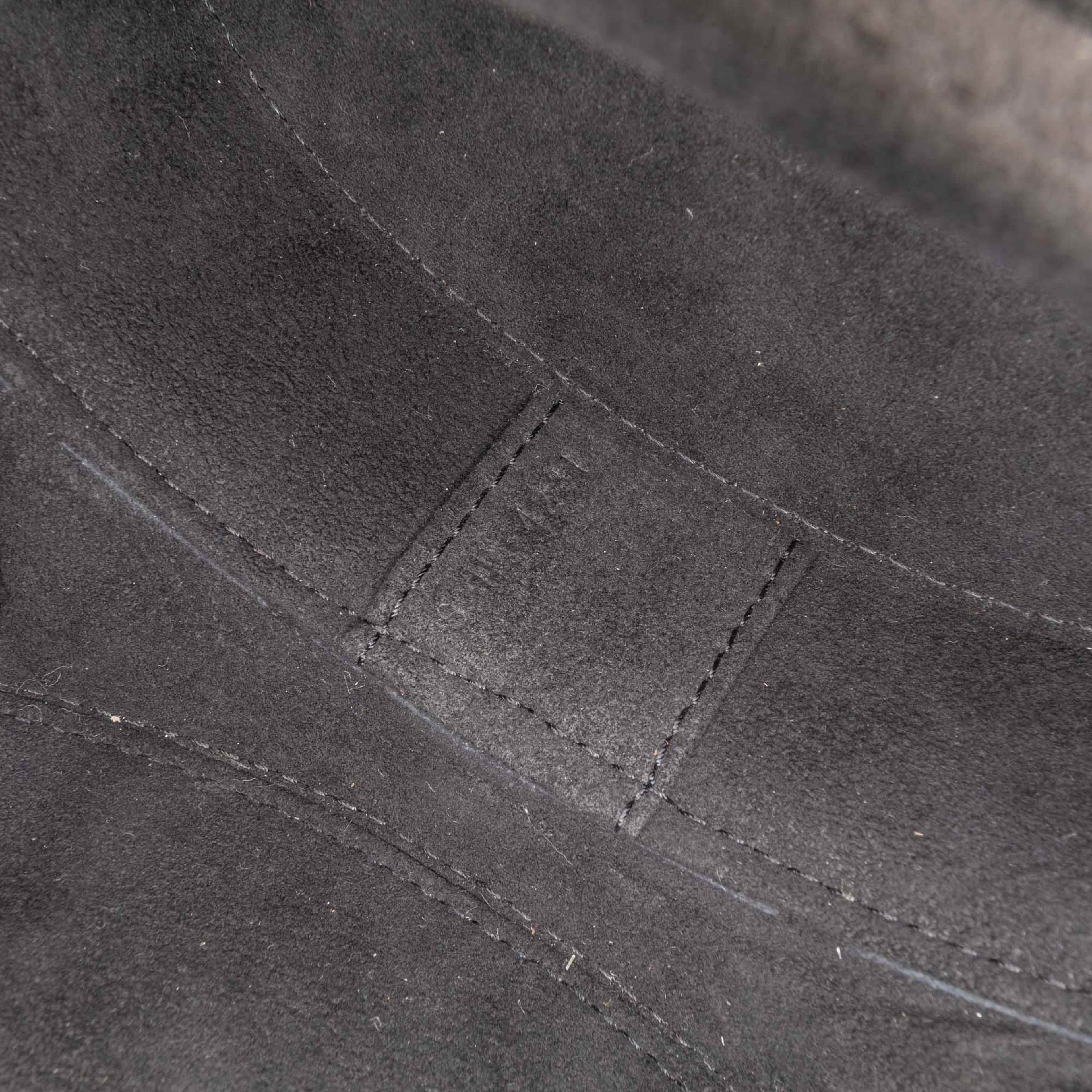 Celine Calfskin Cuir Triomphe Oval Handbag, från Luxclusif, i färgen black. Klicka för att öppna bilden i stort format