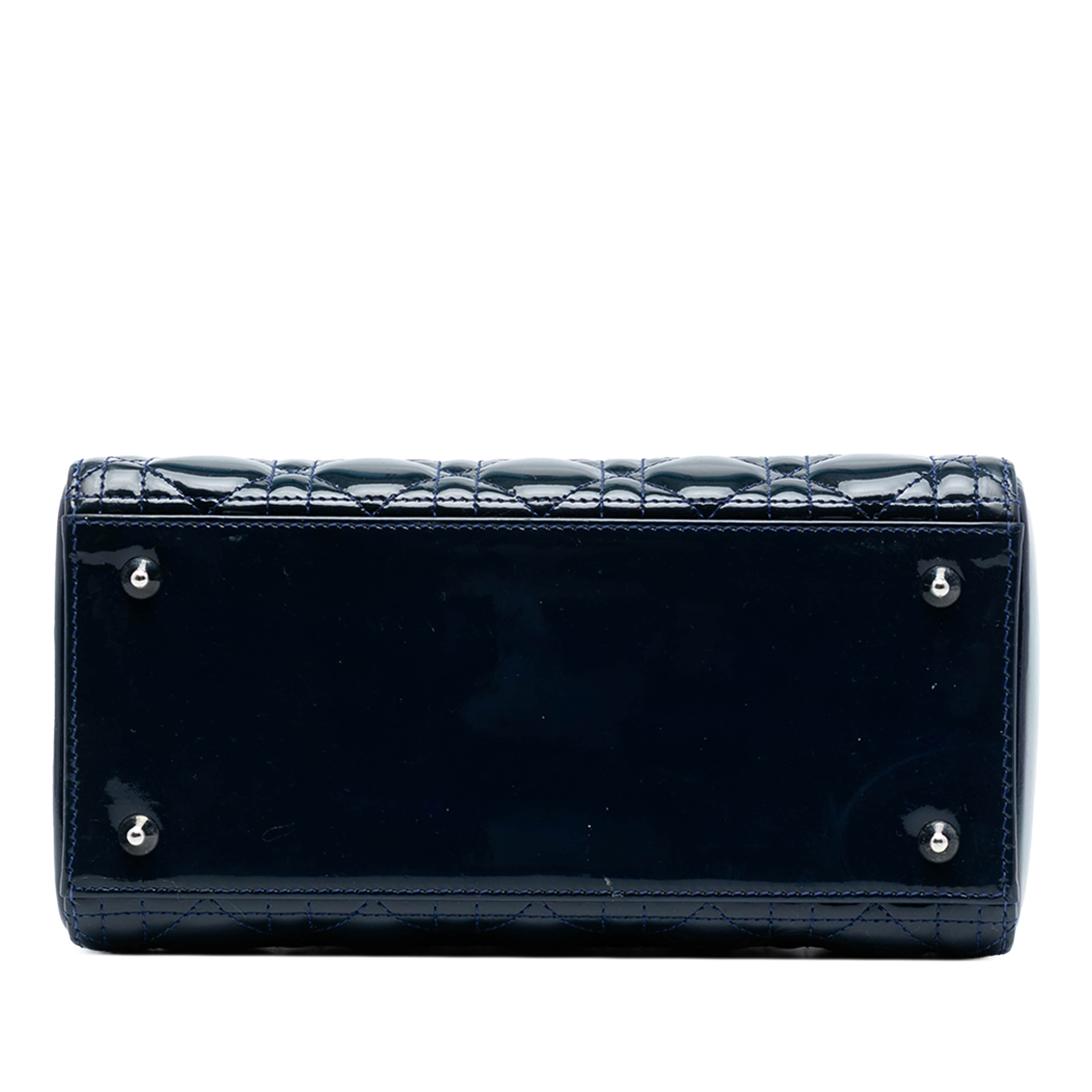Dior Medium Patent Cannage Lady Dior, från Luxclusif, i färgen navy. Klicka för att öppna bilden i stort format