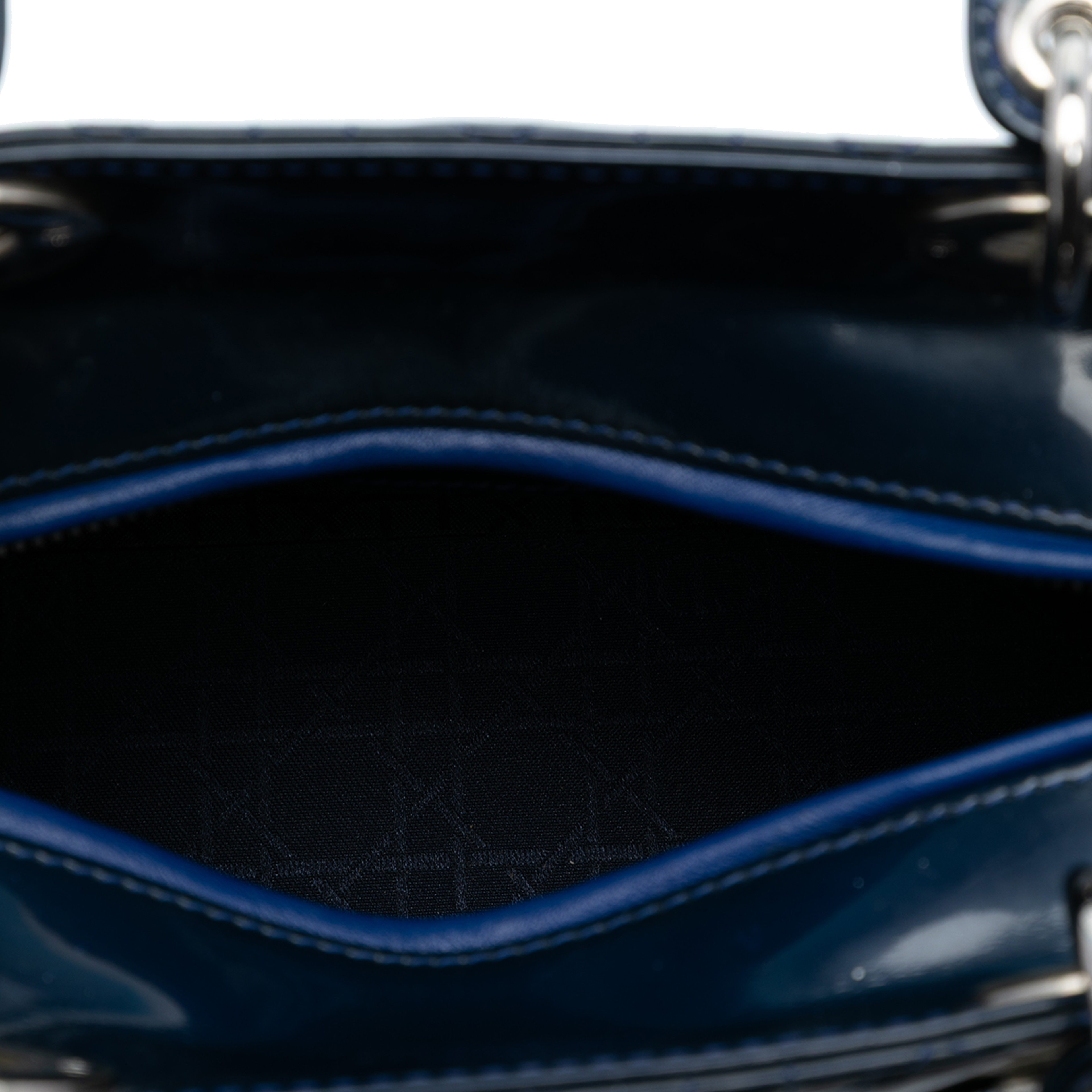 Dior Medium Patent Cannage Lady Dior, från Luxclusif, i färgen navy. Klicka för att öppna bilden i stort format