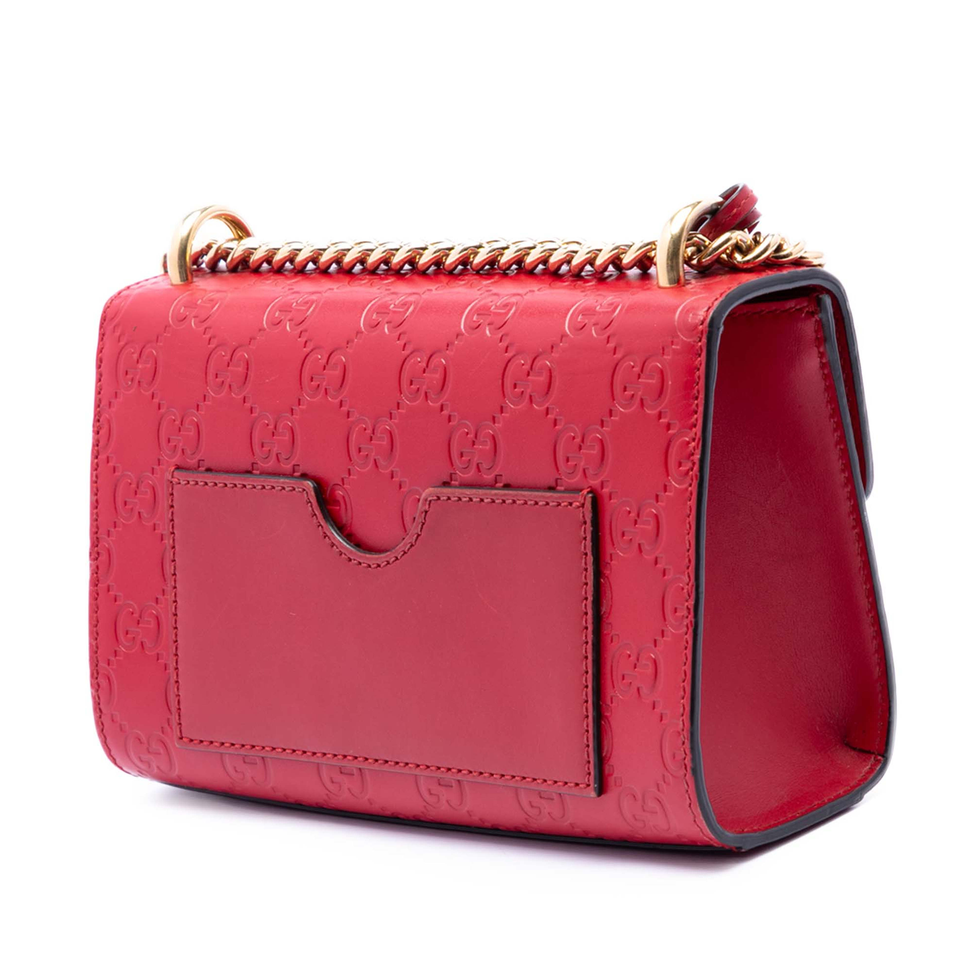Gucci Small Guccissima Padlock Crossbody, från Luxclusif, i färgen red. Klicka för att öppna bilden i stort format