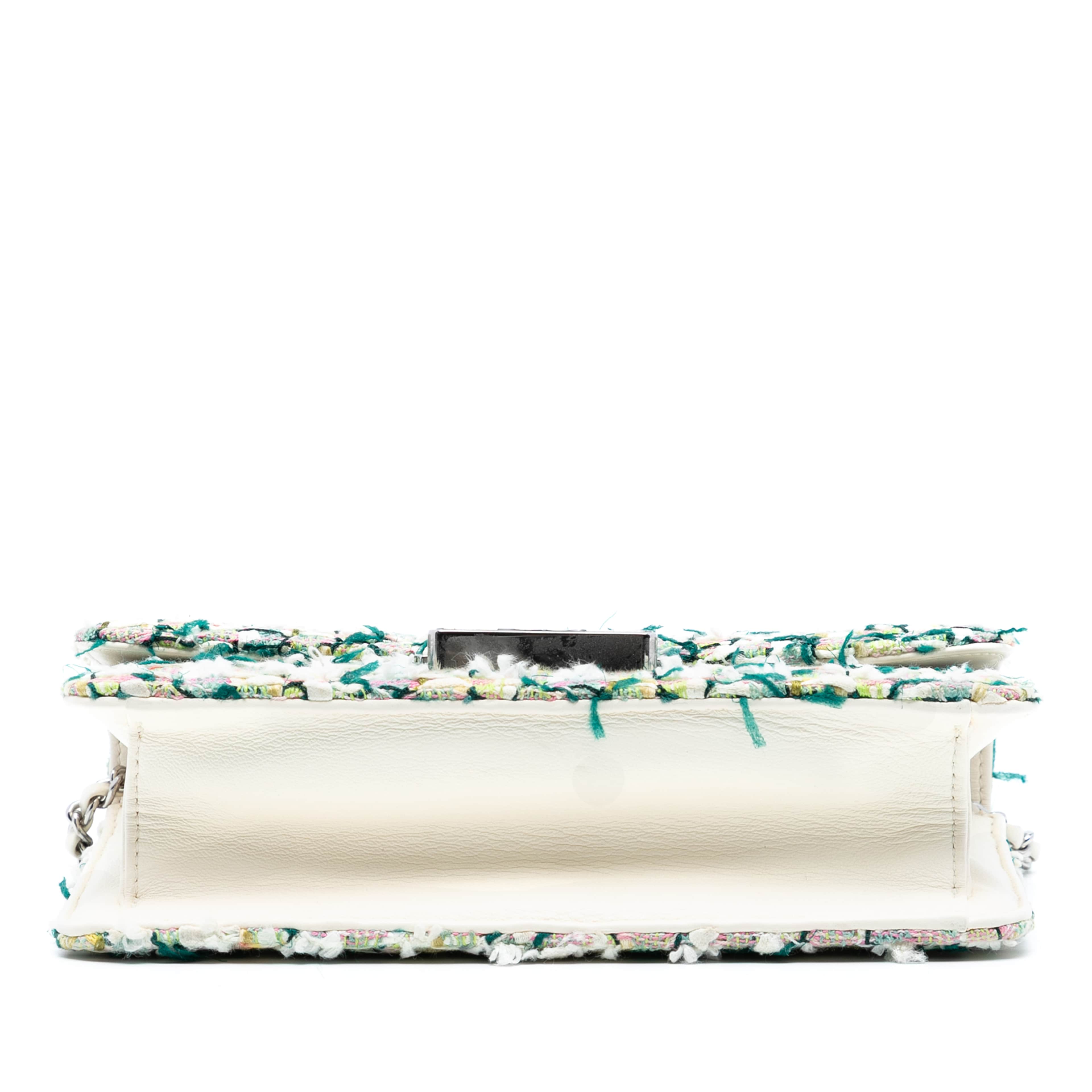 Chanel Mini Quilted Tweed Beauty Lock Flap, från Luxclusif, i färgen green. Klicka för att öppna bilden i stort format