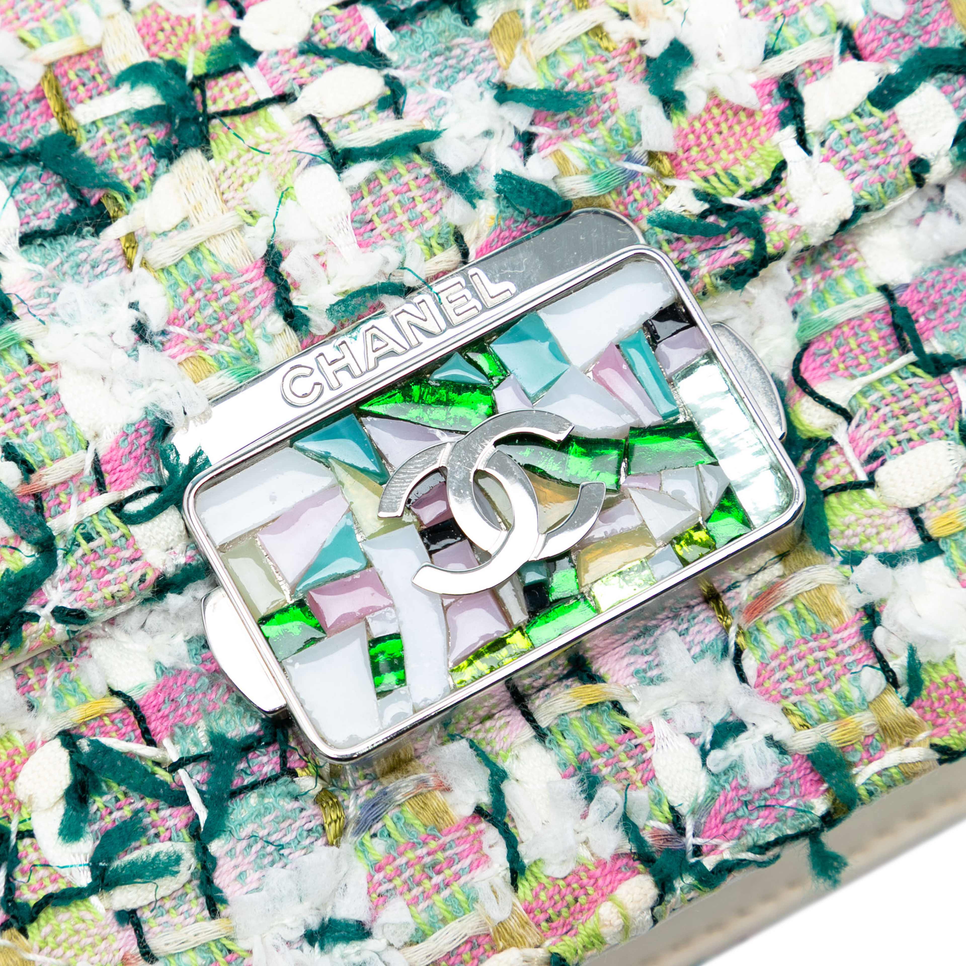 Chanel Mini Quilted Tweed Beauty Lock Flap, från Luxclusif, i färgen green. Klicka för att öppna bilden i stort format