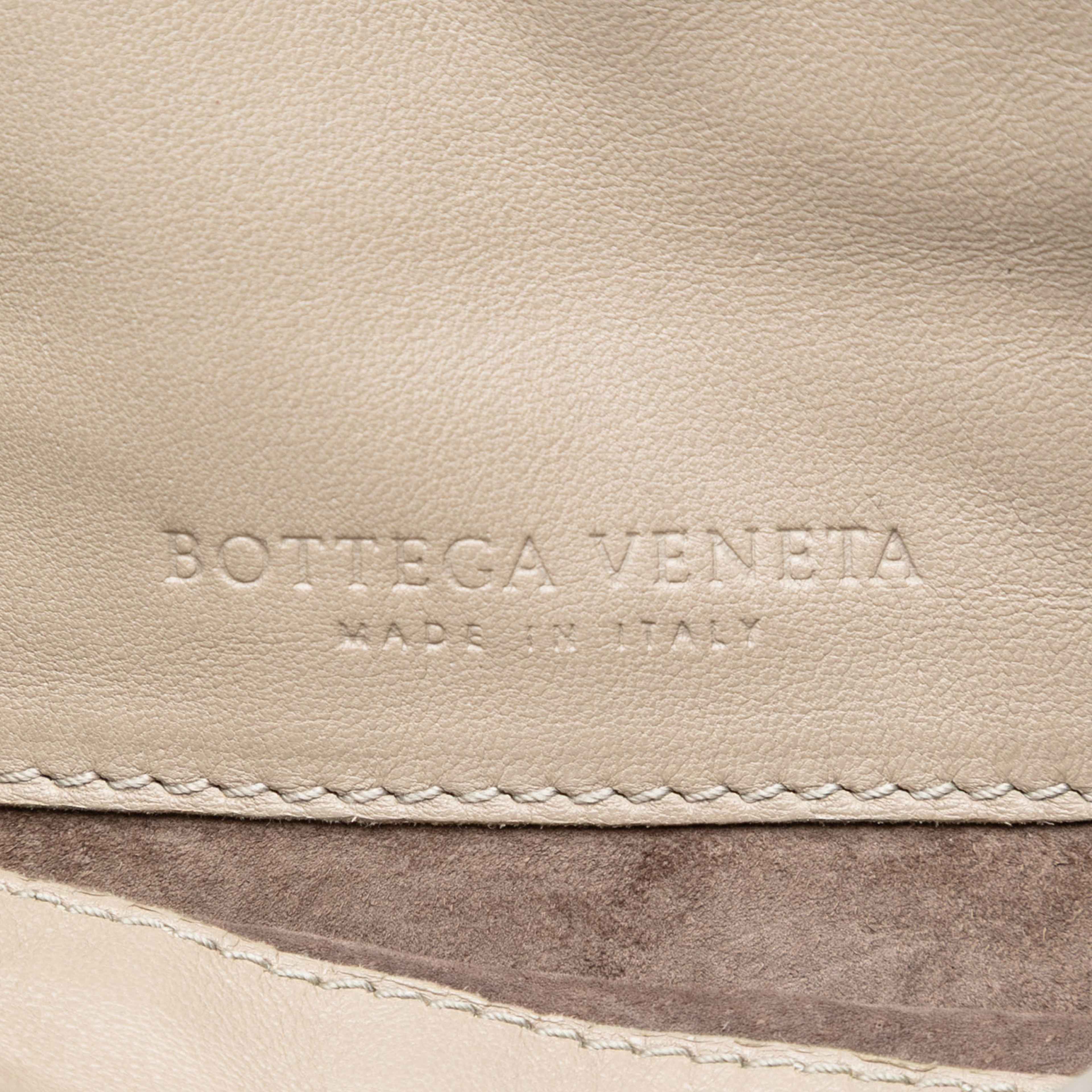Bottega Veneta Mini Nappa Intrecciato Expandable Chain Flap Crossbody, från Luxclusif, i färgen beige. Klicka för att öppna bilden i stort format