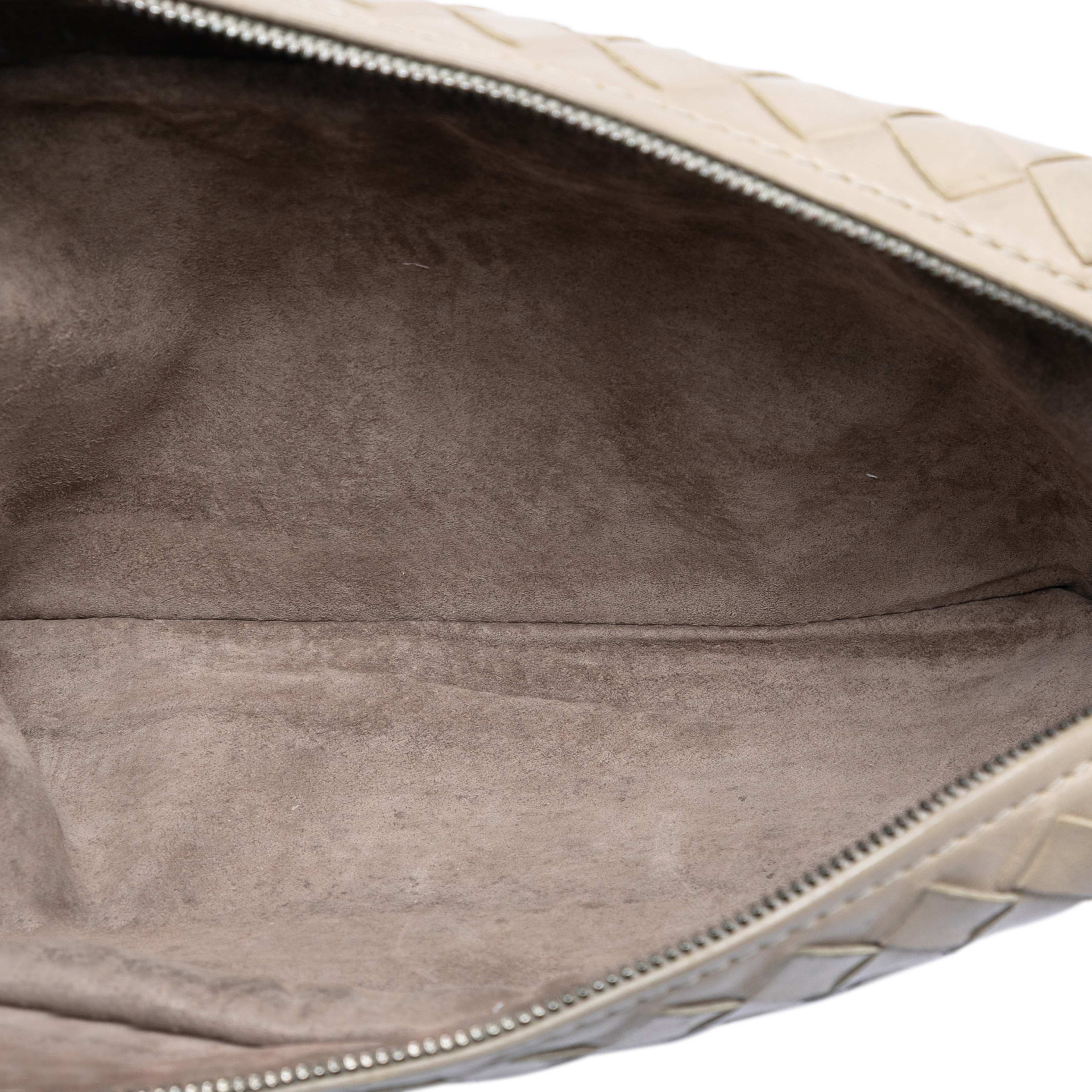 Bottega Veneta Mini Nappa Intrecciato Expandable Chain Flap Crossbody, från Luxclusif, i färgen beige. Klicka för att öppna bilden i stort format