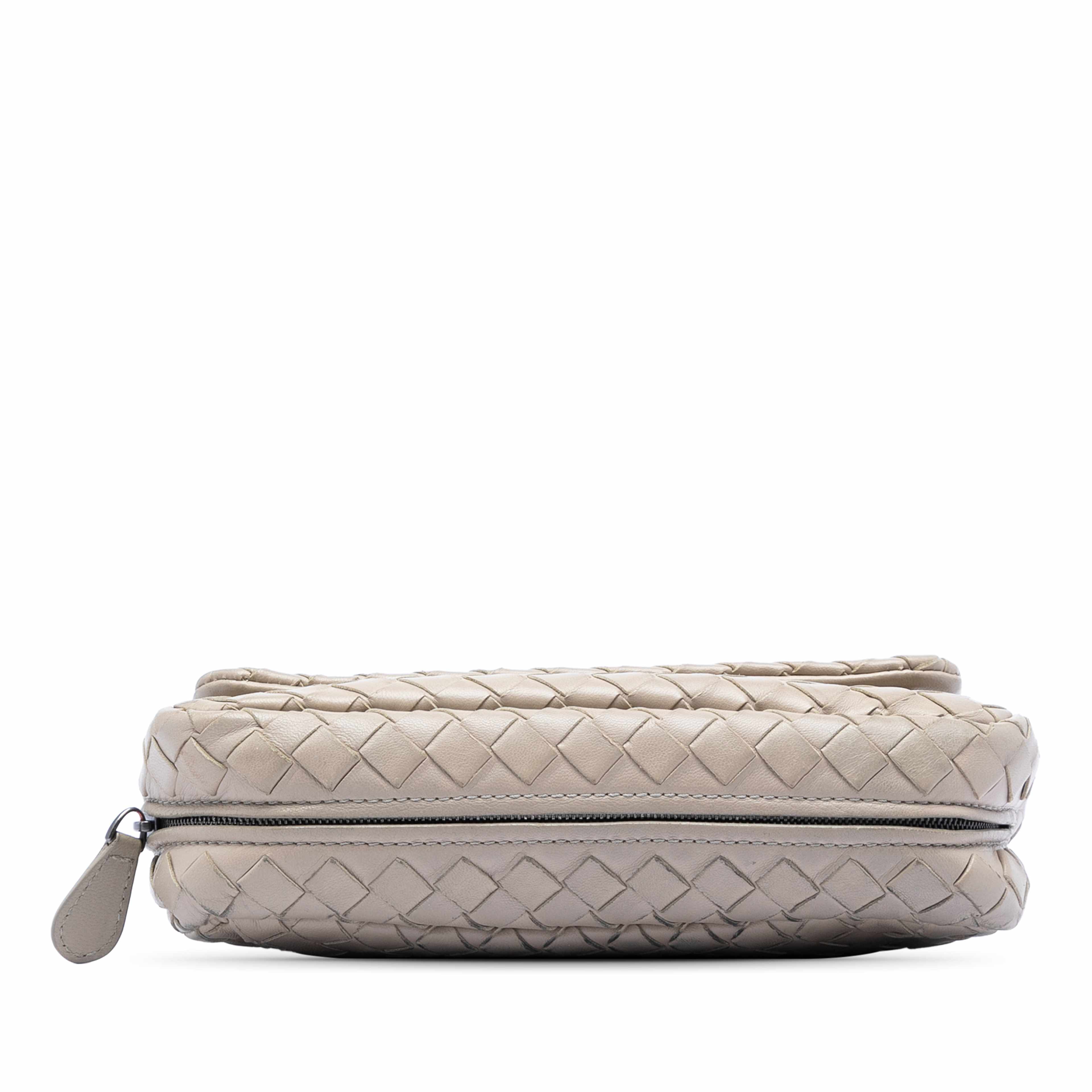 Bottega Veneta Mini Nappa Intrecciato Expandable Chain Flap Crossbody, från Luxclusif, i färgen beige. Klicka för att öppna bilden i stort format
