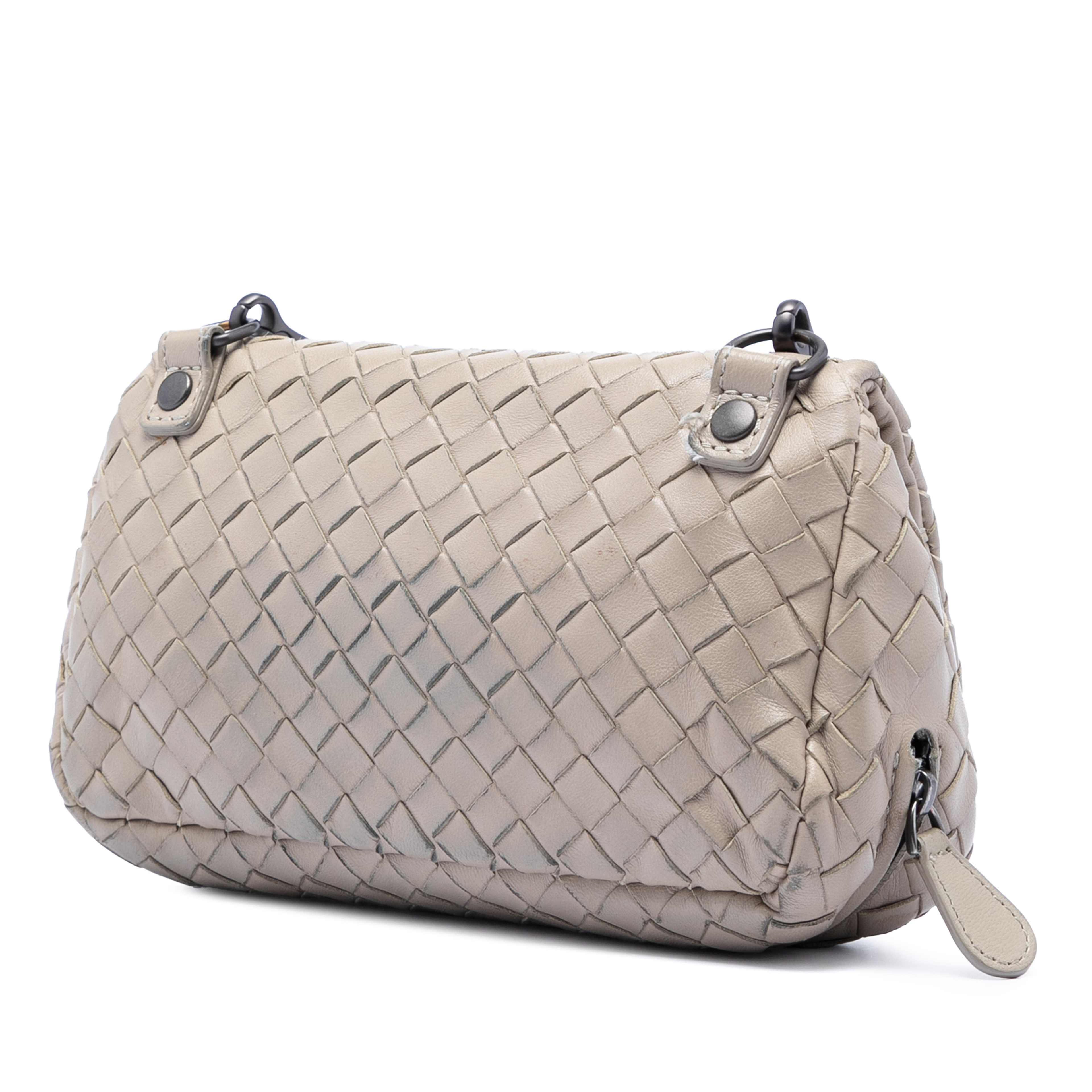 Bottega Veneta Mini Nappa Intrecciato Expandable Chain Flap Crossbody, från Luxclusif, i färgen beige. Klicka för att öppna bilden i stort format