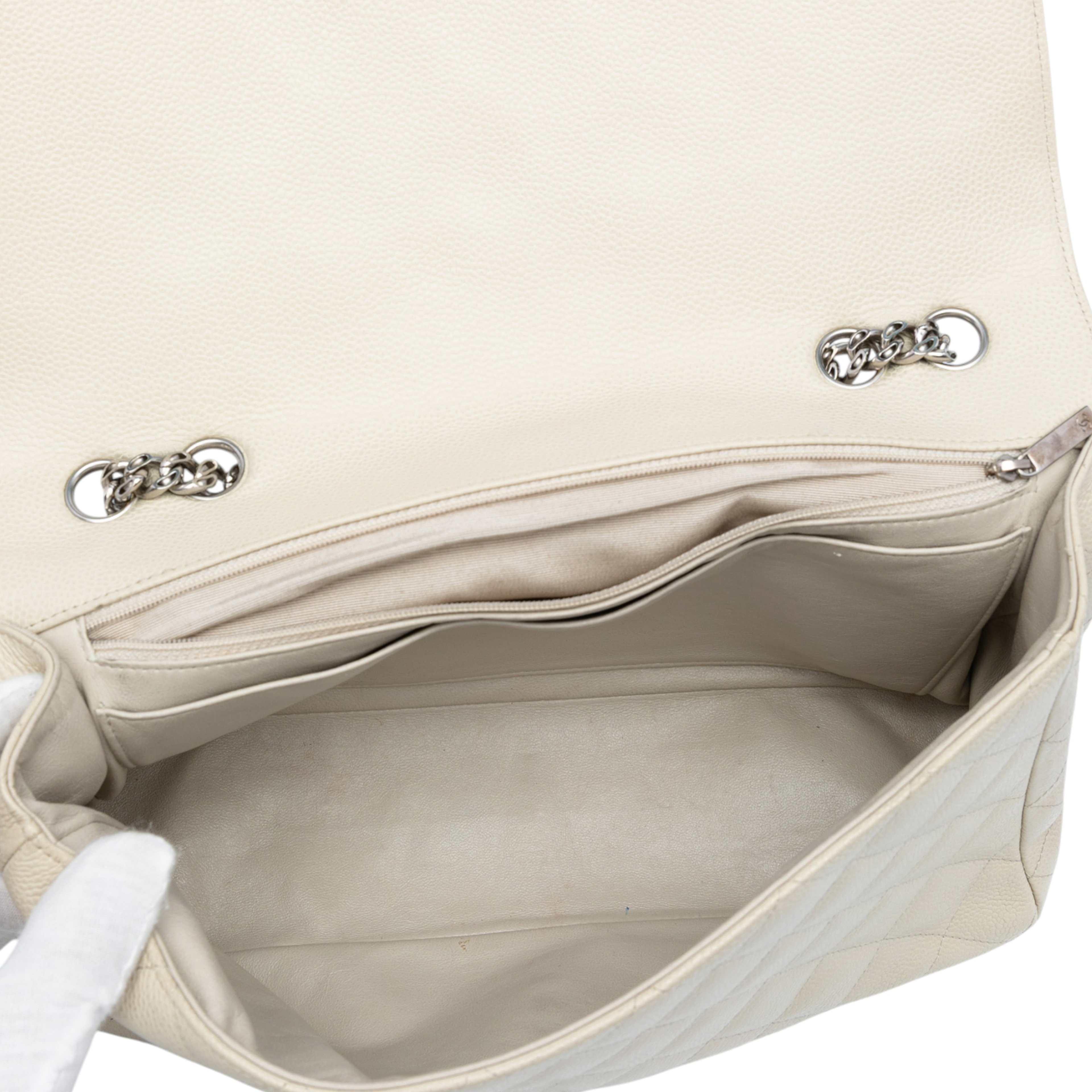 Chanel Jumbo Classic Caviar Bijoux Chain Single Flap, från Luxclusif, i färgen off white. Klicka för att öppna bilden i stort format