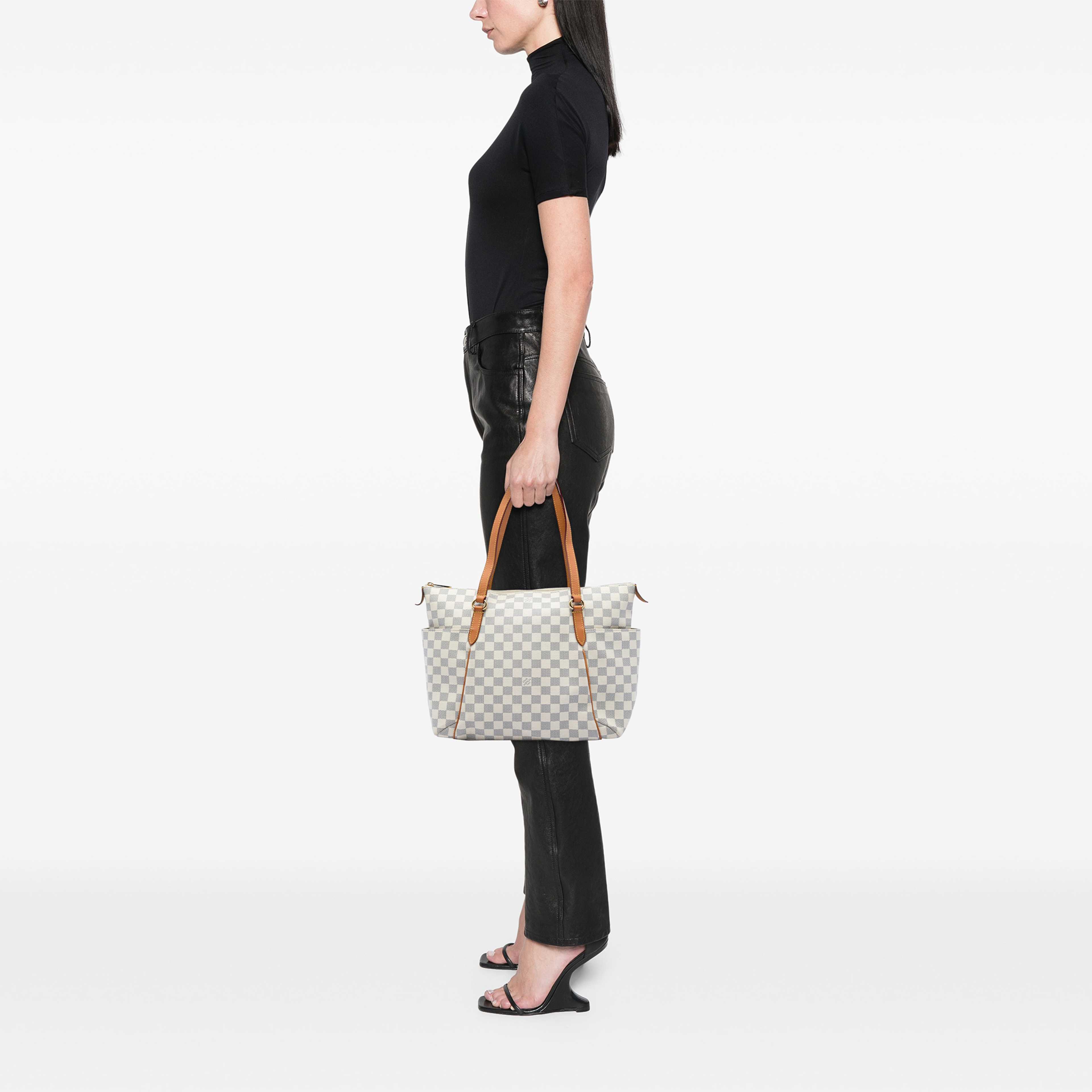 Louis Vuitton Damier Azur Totally Mm, från Luxclusif, i färgen vit. Klicka för att öppna bilden i stort format