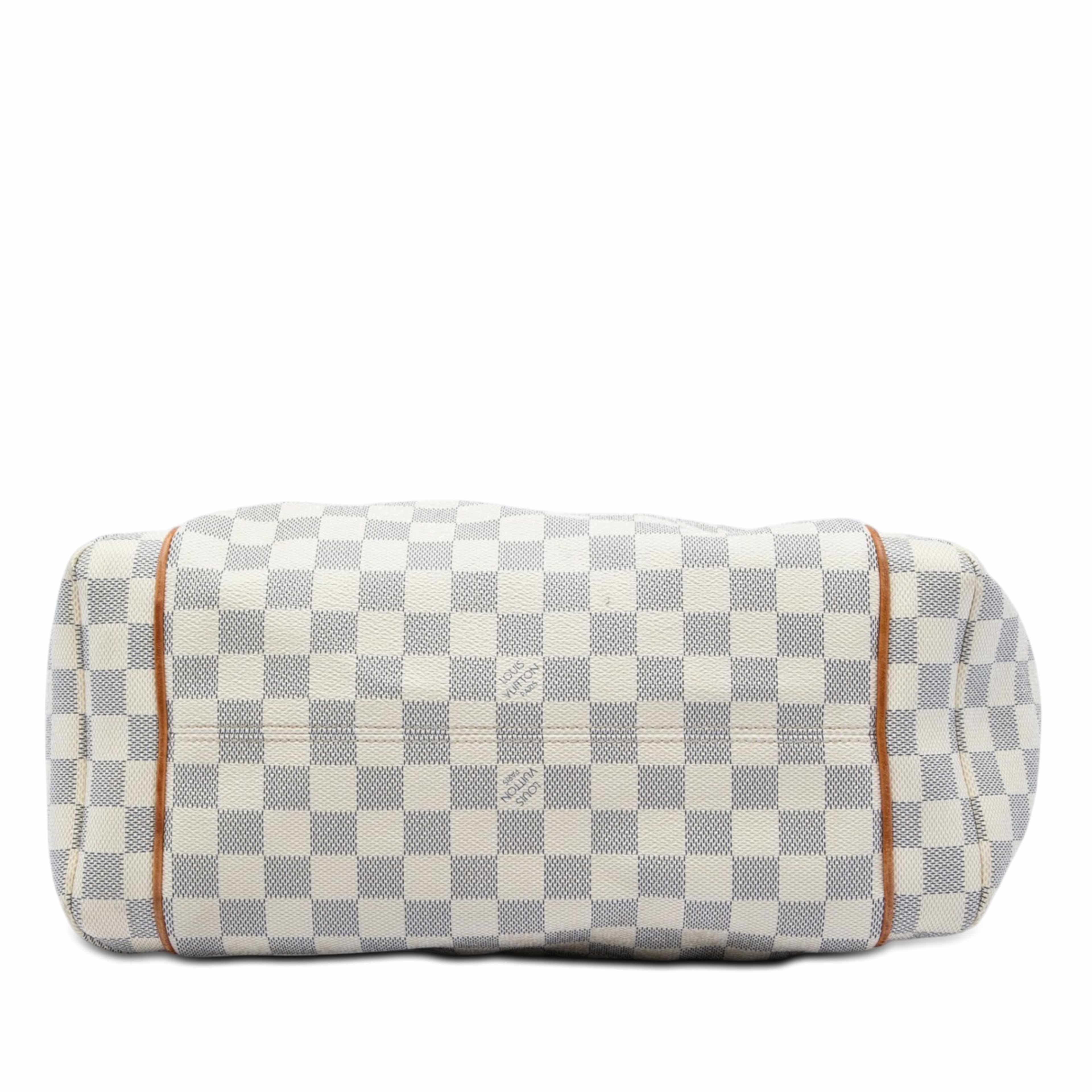 Louis Vuitton Damier Azur Totally Mm, från Luxclusif, i färgen vit. Klicka för att öppna bilden i stort format