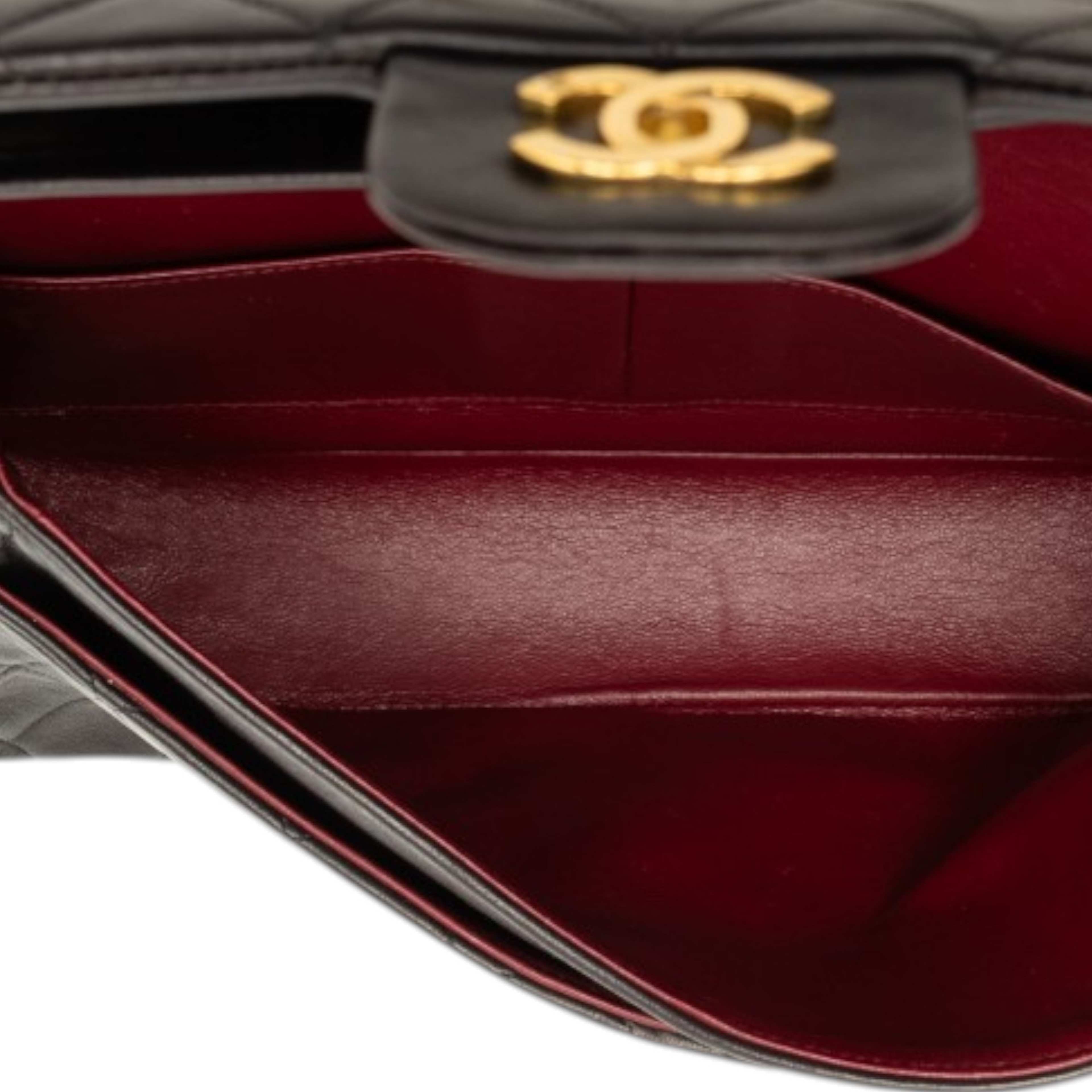 Chanel Medium Classic Lambskin Double Flap, från Luxclusif, i färgen black. Klicka för att öppna bilden i stort format