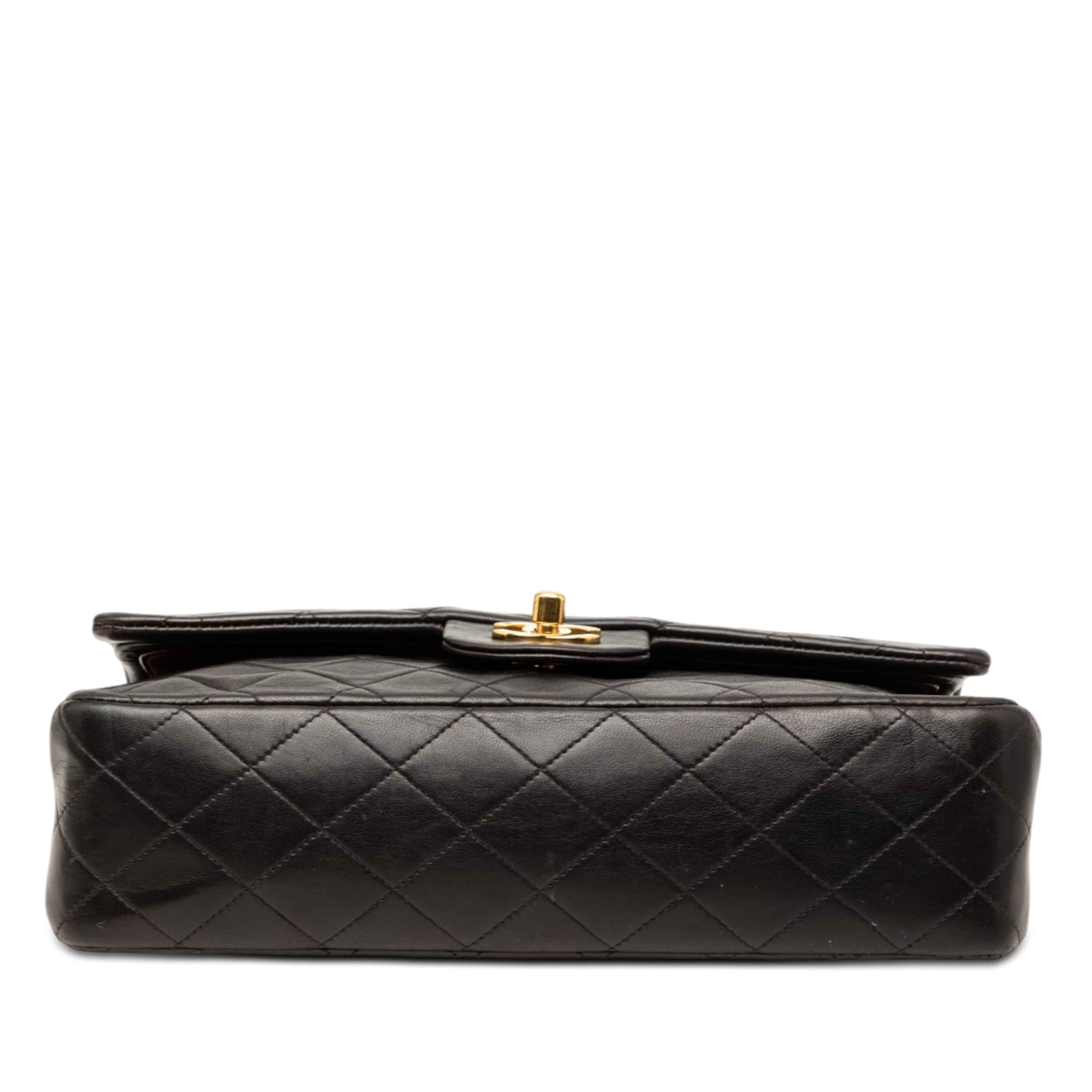 Chanel Medium Classic Lambskin Double Flap, från Luxclusif, i färgen black. Klicka för att öppna bilden i stort format