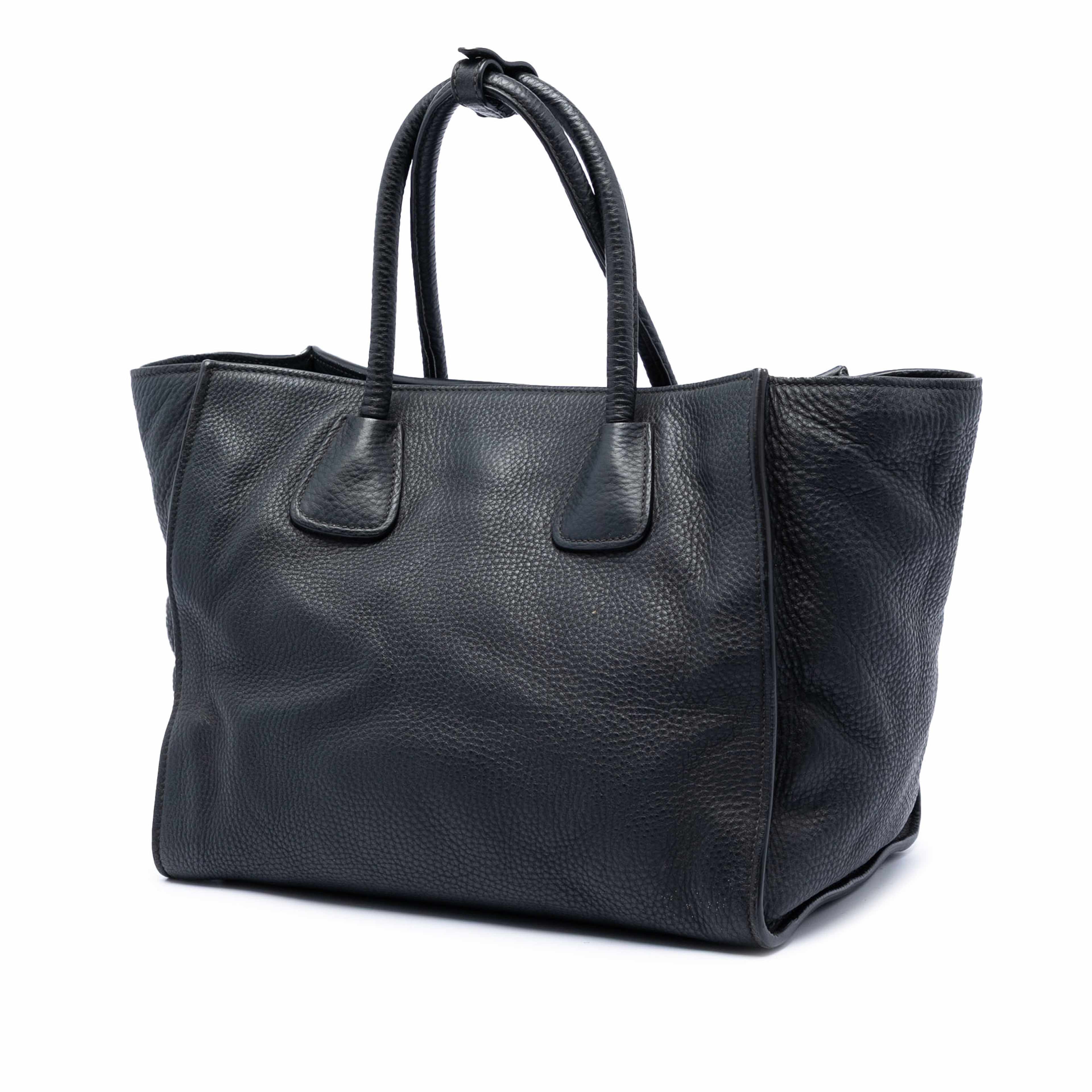 Prada Vitello Daino Front Pocket Open Convertible Tote, från Luxclusif, i färgen black. Klicka för att öppna bilden i stort format