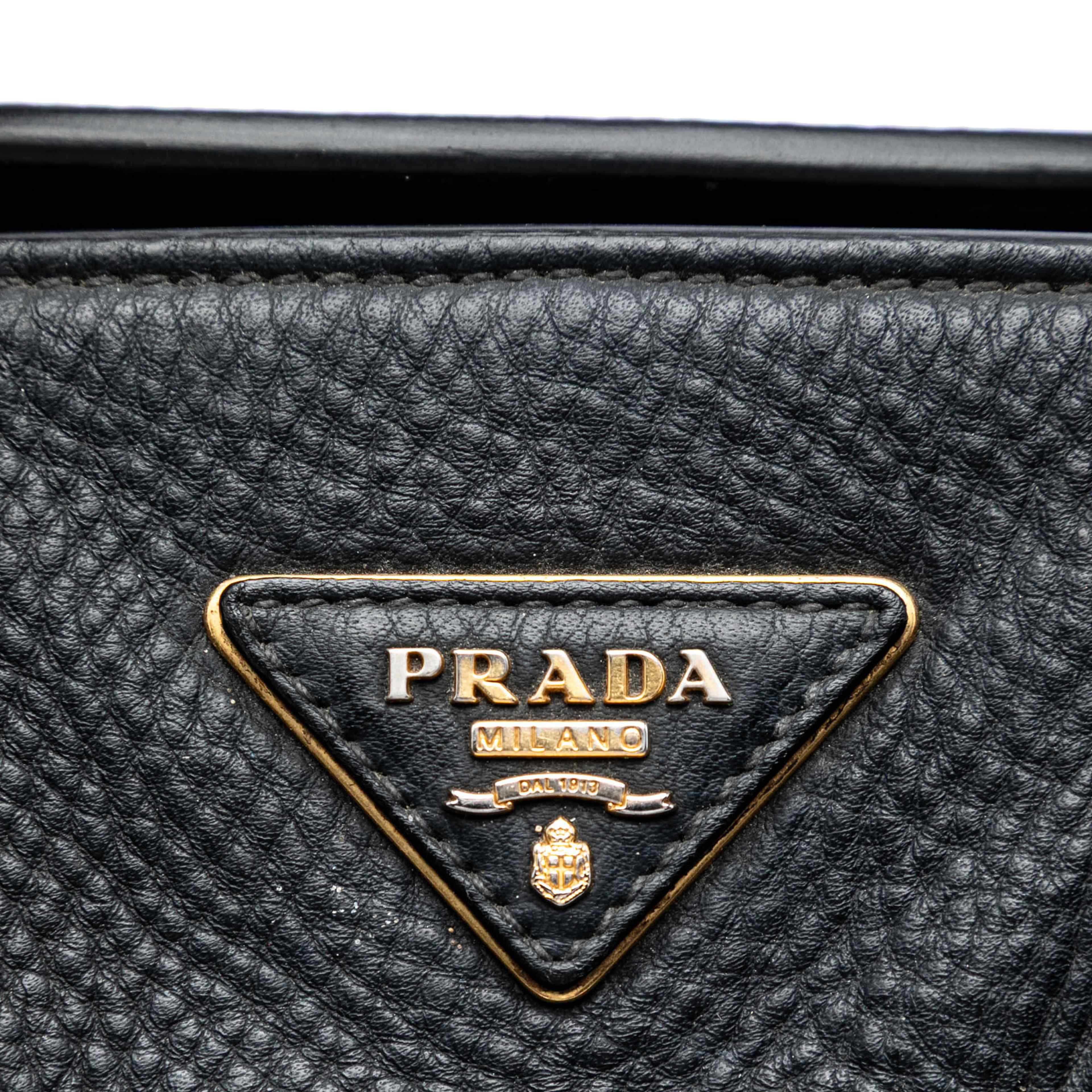 Prada Vitello Daino Front Pocket Open Convertible Tote, från Luxclusif, i färgen black. Klicka för att öppna bilden i stort format