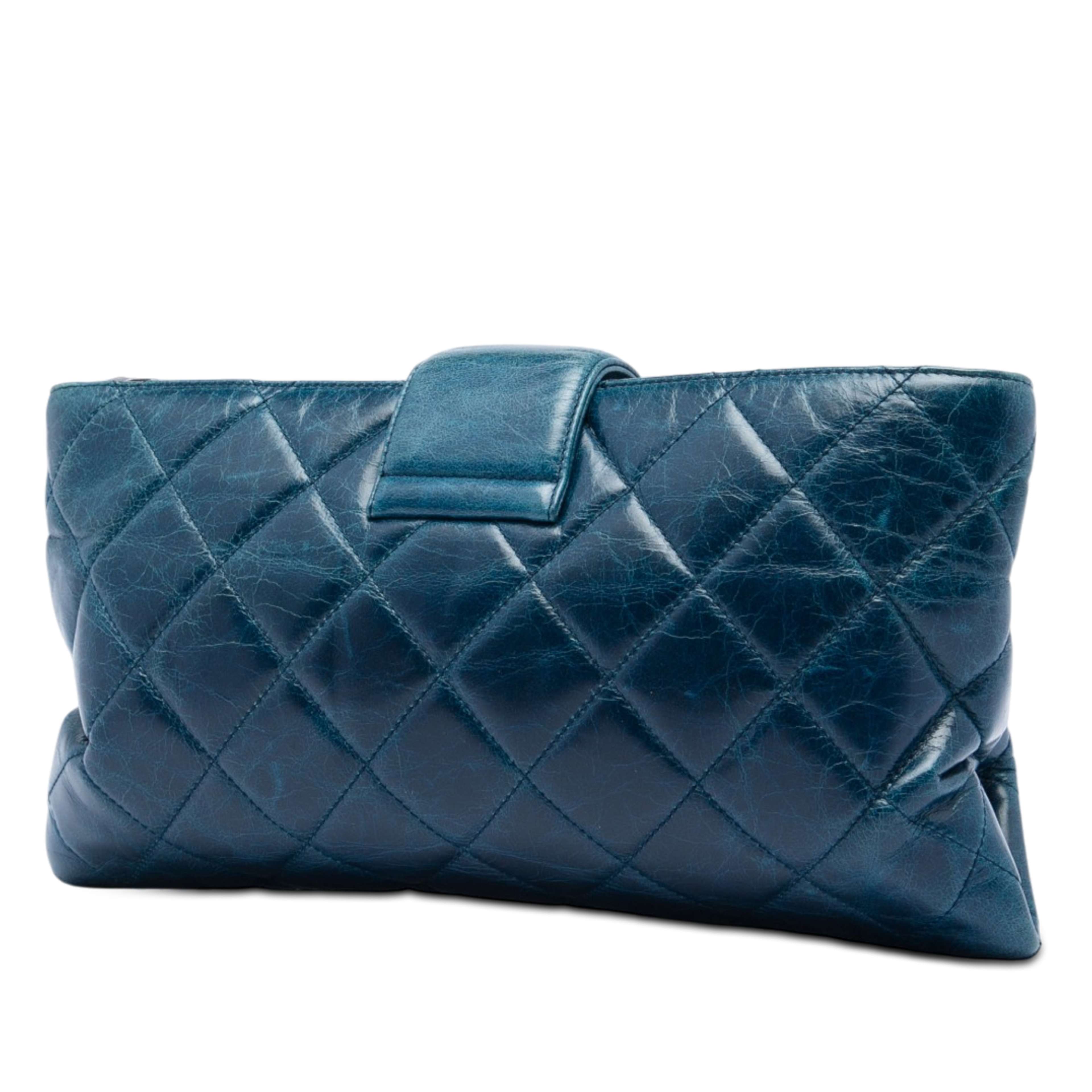 Chanel Quilted Glazed Calfskin Coco Pleats Chain Clutch, från Luxclusif, i färgen blå. Klicka för att öppna bilden i stort format