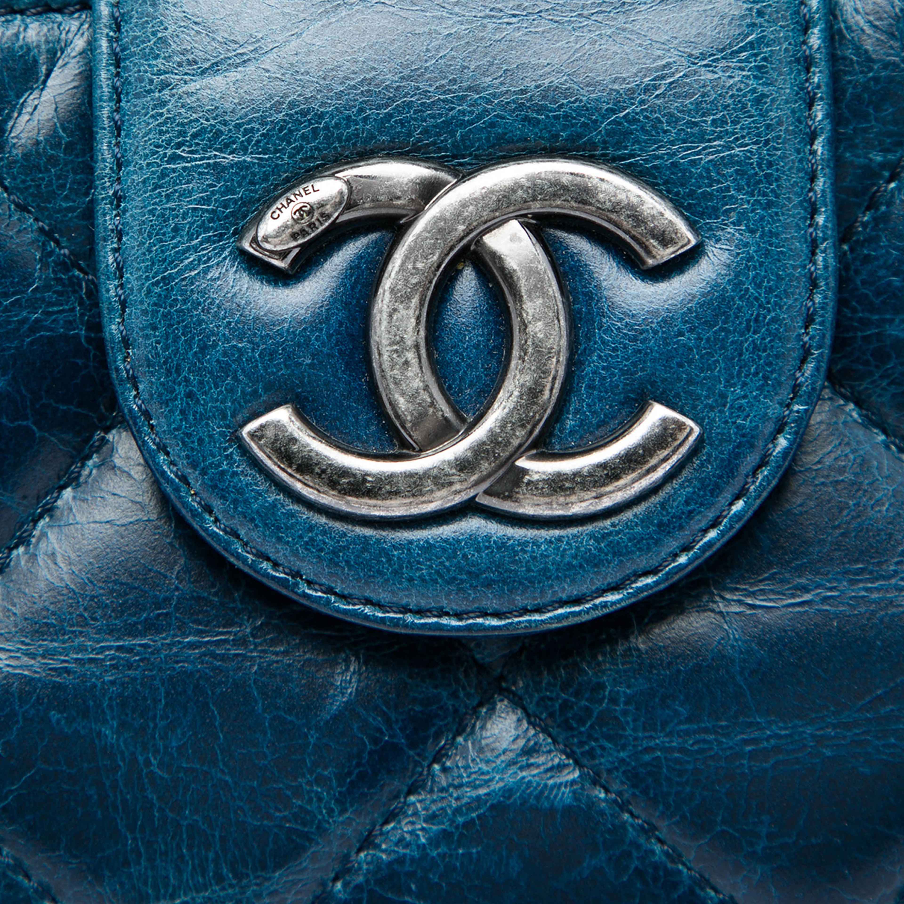 Chanel Quilted Glazed Calfskin Coco Pleats Chain Clutch, från Luxclusif, i färgen blå. Klicka för att öppna bilden i stort format