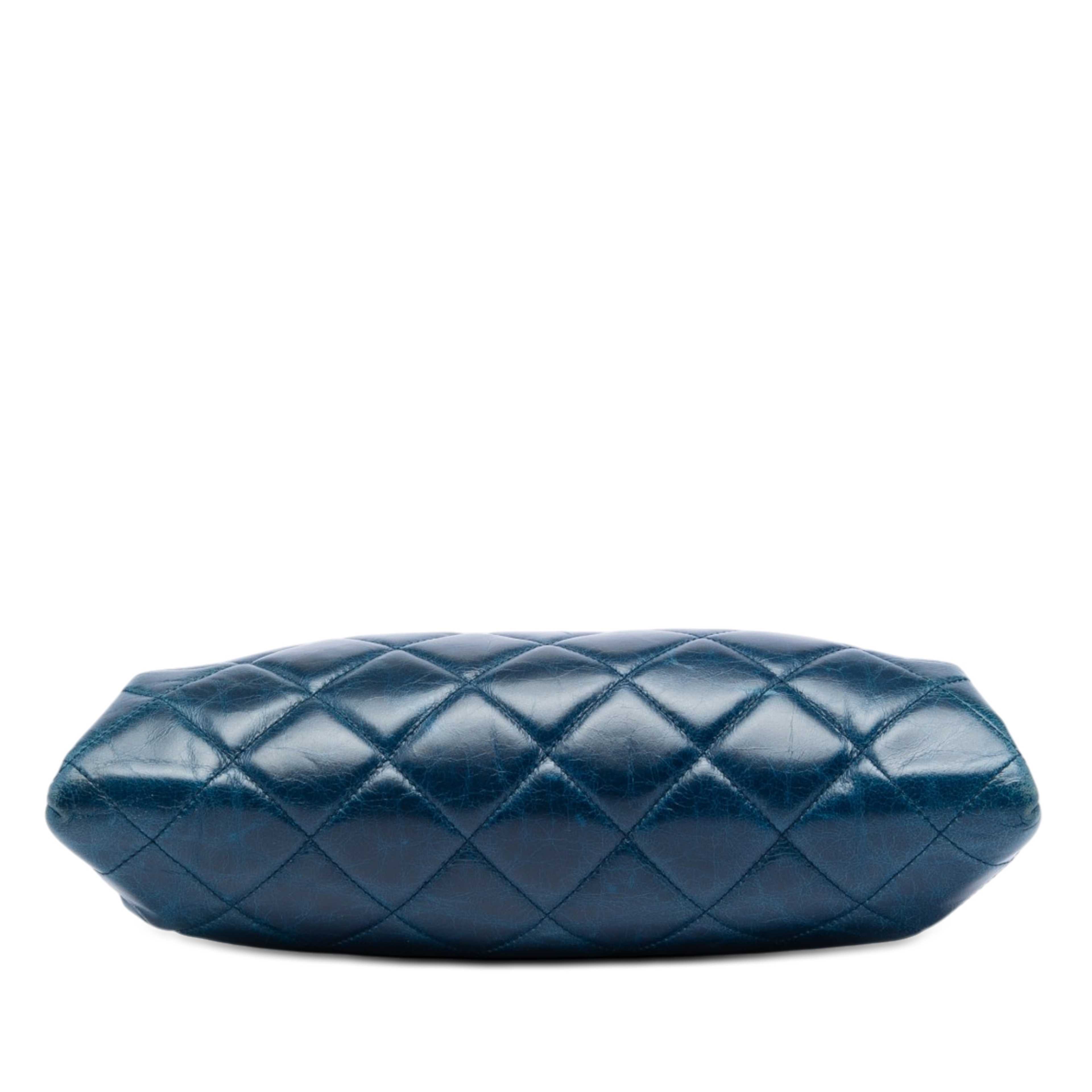 Chanel Quilted Glazed Calfskin Coco Pleats Chain Clutch, från Luxclusif, i färgen blå. Klicka för att öppna bilden i stort format