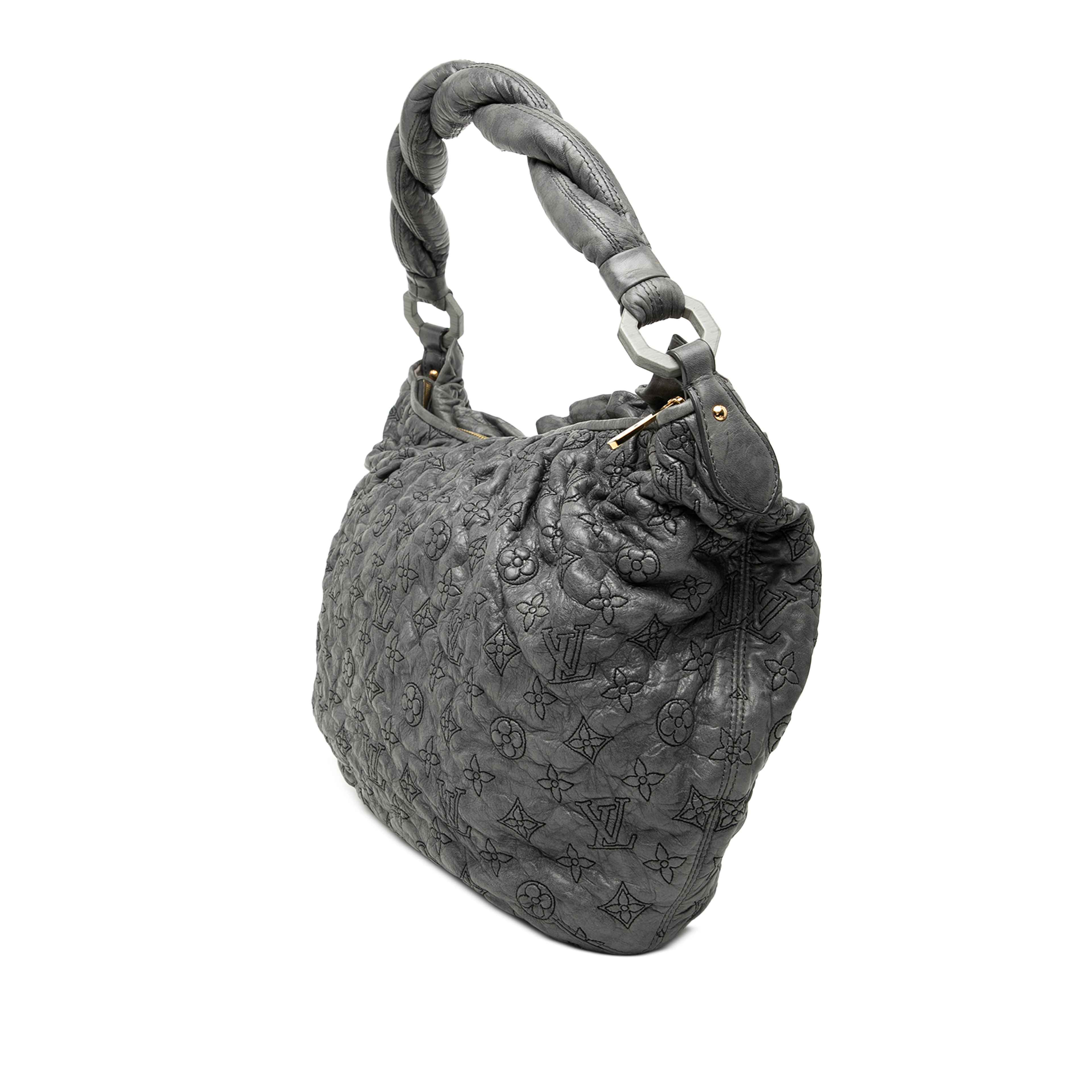 Louis Vuitton Monogram Olympe Nimbus Gm, från Luxclusif, i färgen grå. Klicka för att öppna bilden i stort format