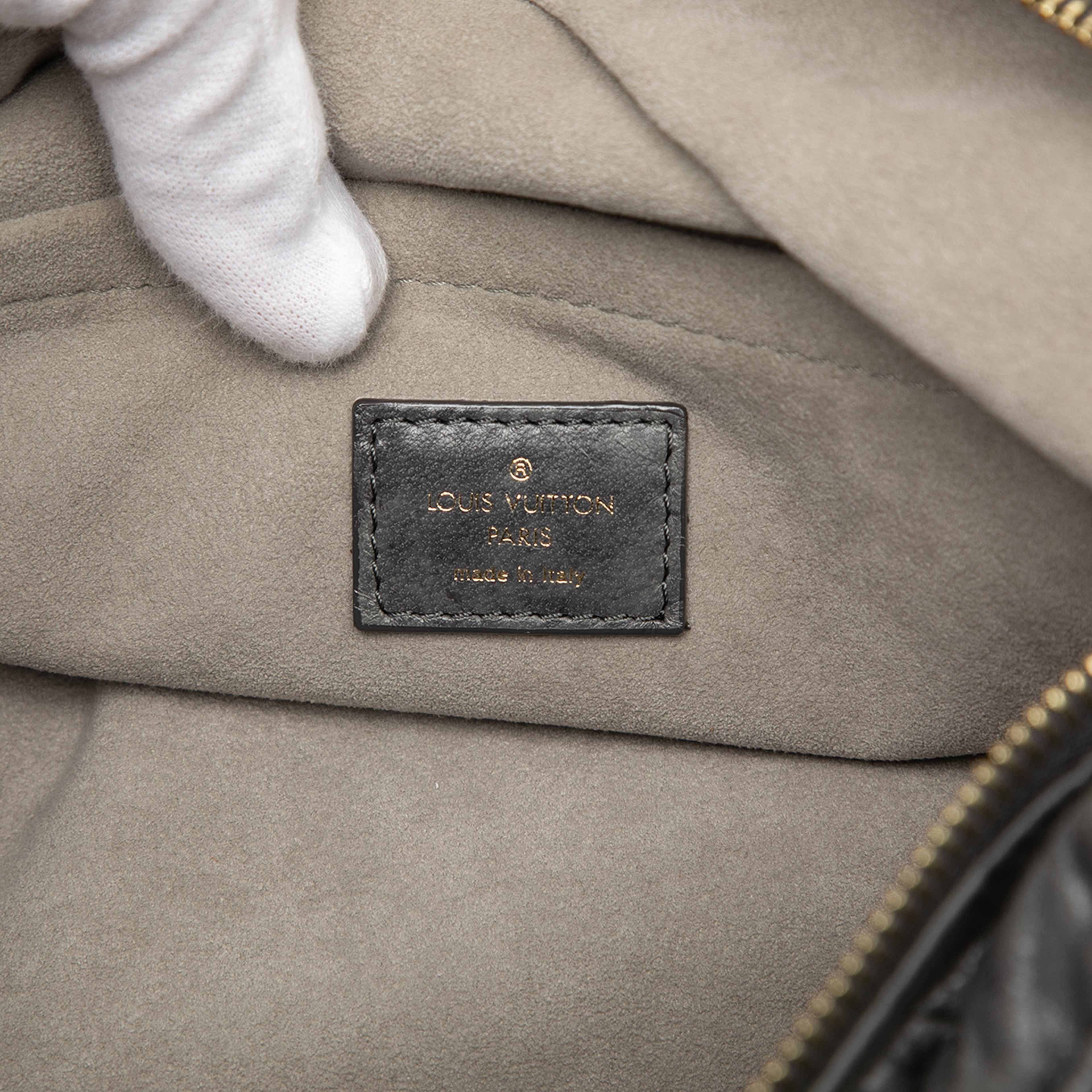 Louis Vuitton Monogram Olympe Nimbus Gm, från Luxclusif, i färgen grå. Klicka för att öppna bilden i stort format