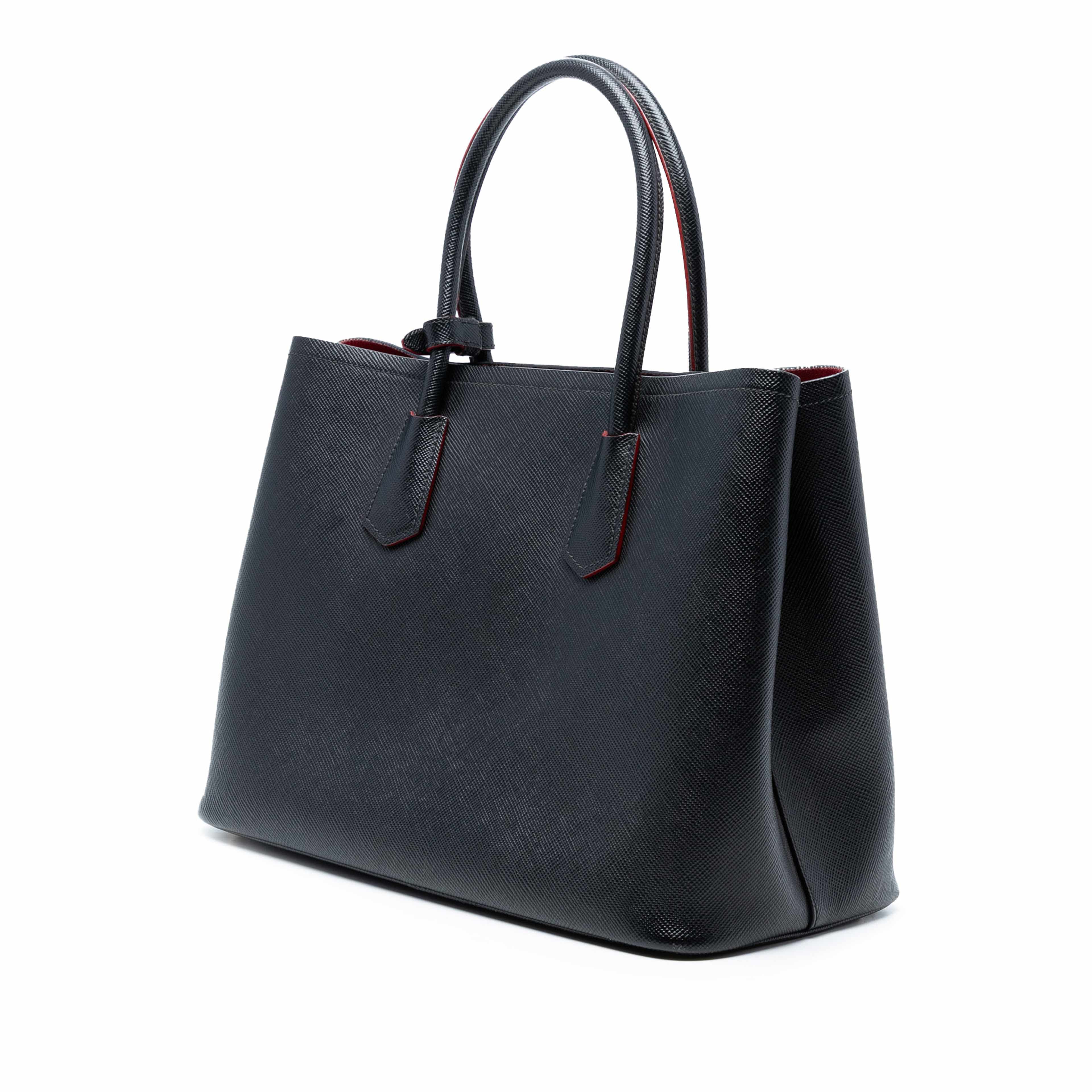Prada Large Saffiano Cuir Double Satchel, från Luxclusif, i färgen black. Klicka för att öppna bilden i stort format