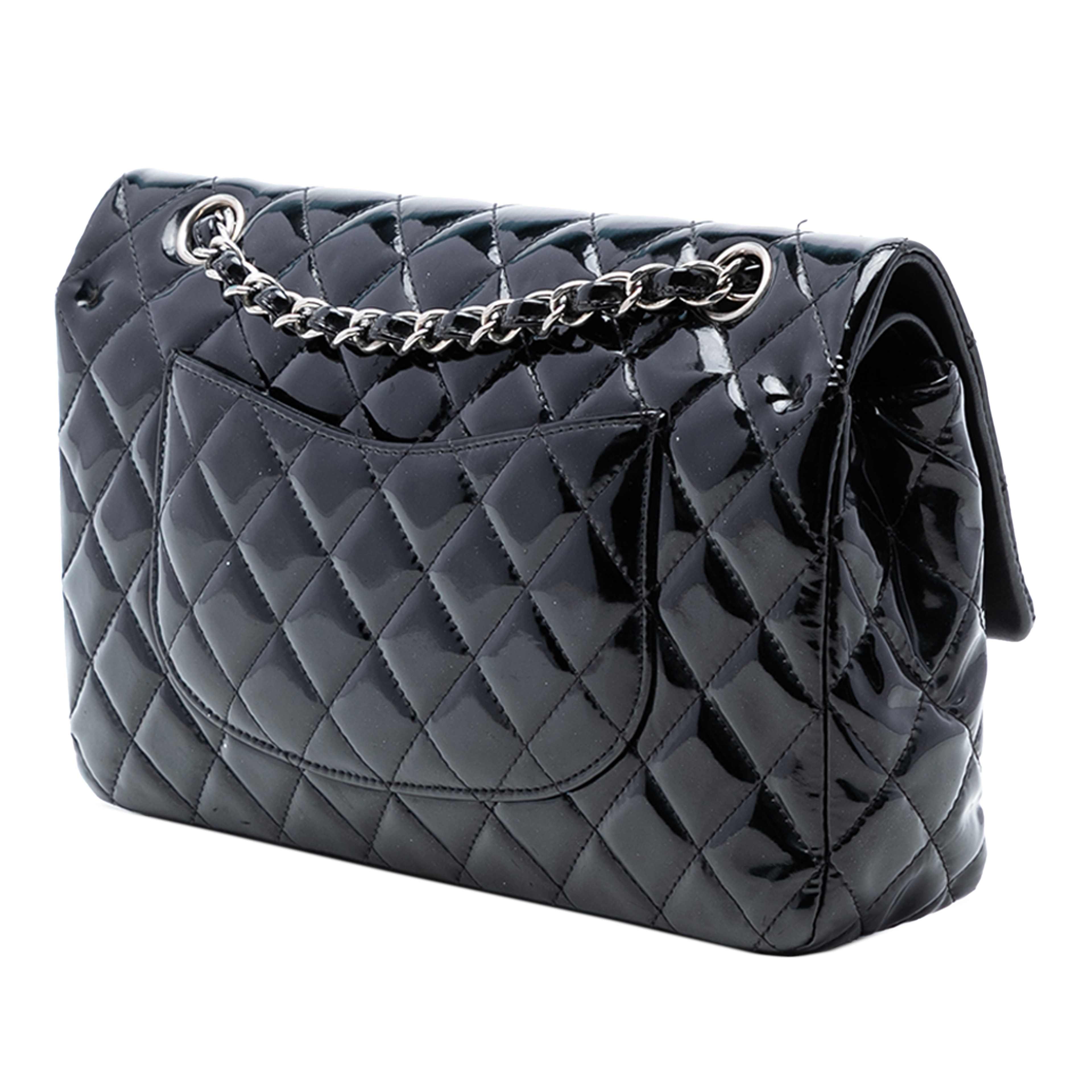Chanel Medium Classic Patent Double Flap, från Luxclusif, i färgen black. Klicka för att öppna bilden i stort format