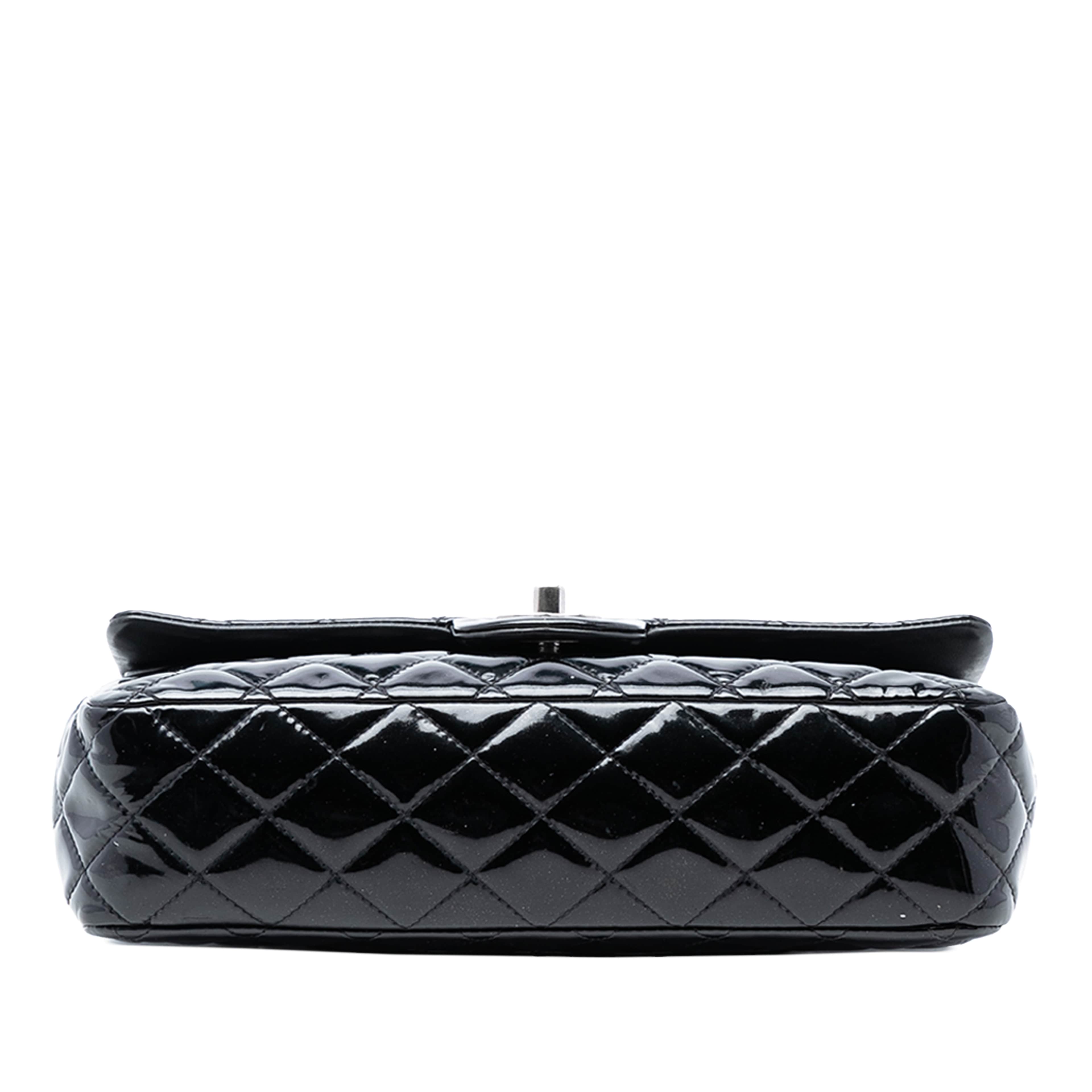 Chanel Medium Classic Patent Double Flap, från Luxclusif, i färgen svart. Klicka för att öppna bilden i stort format